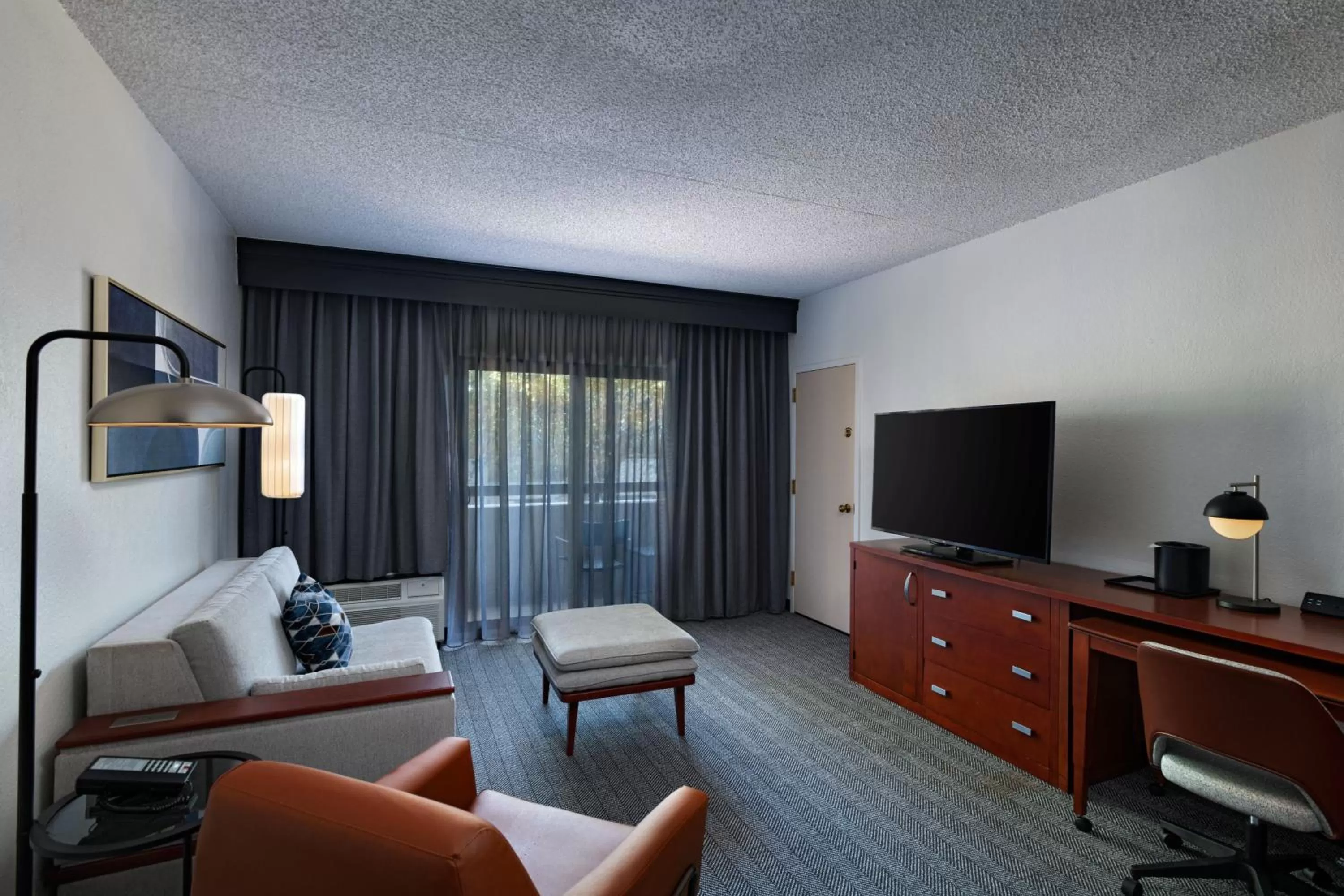Living room in Courtyard by Marriott Dallas Plano Parkway at Preston Road