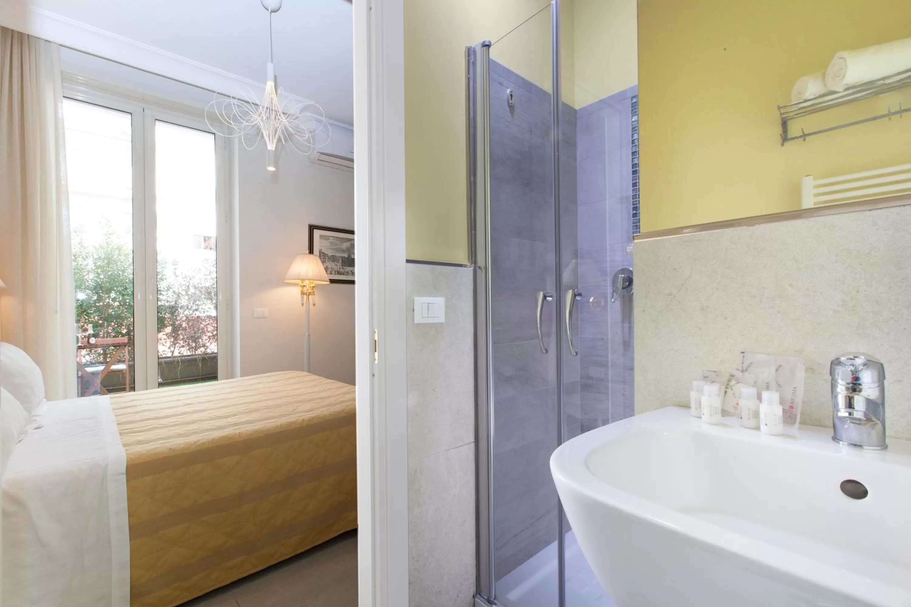 Shower, Bed in Ruins B&B