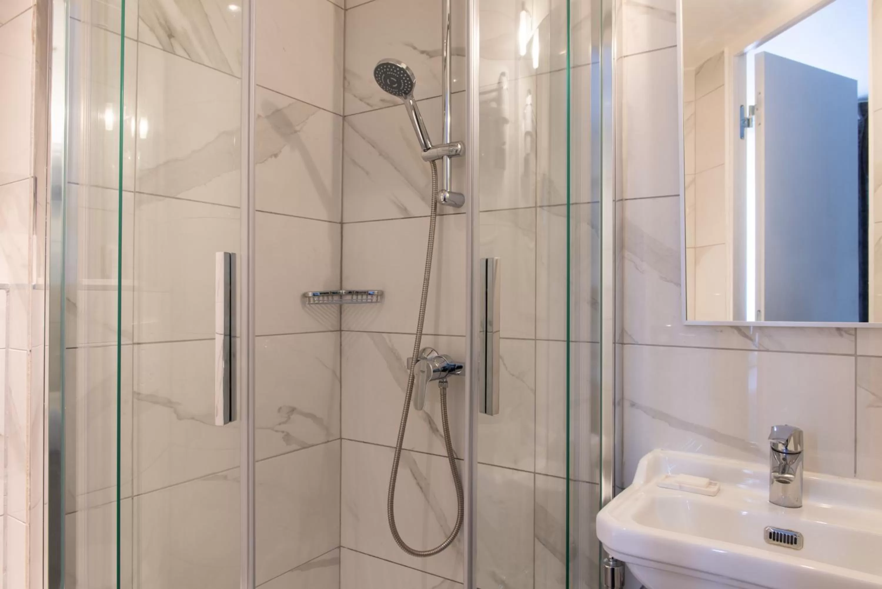 Bathroom in Hôtel Aston Paris