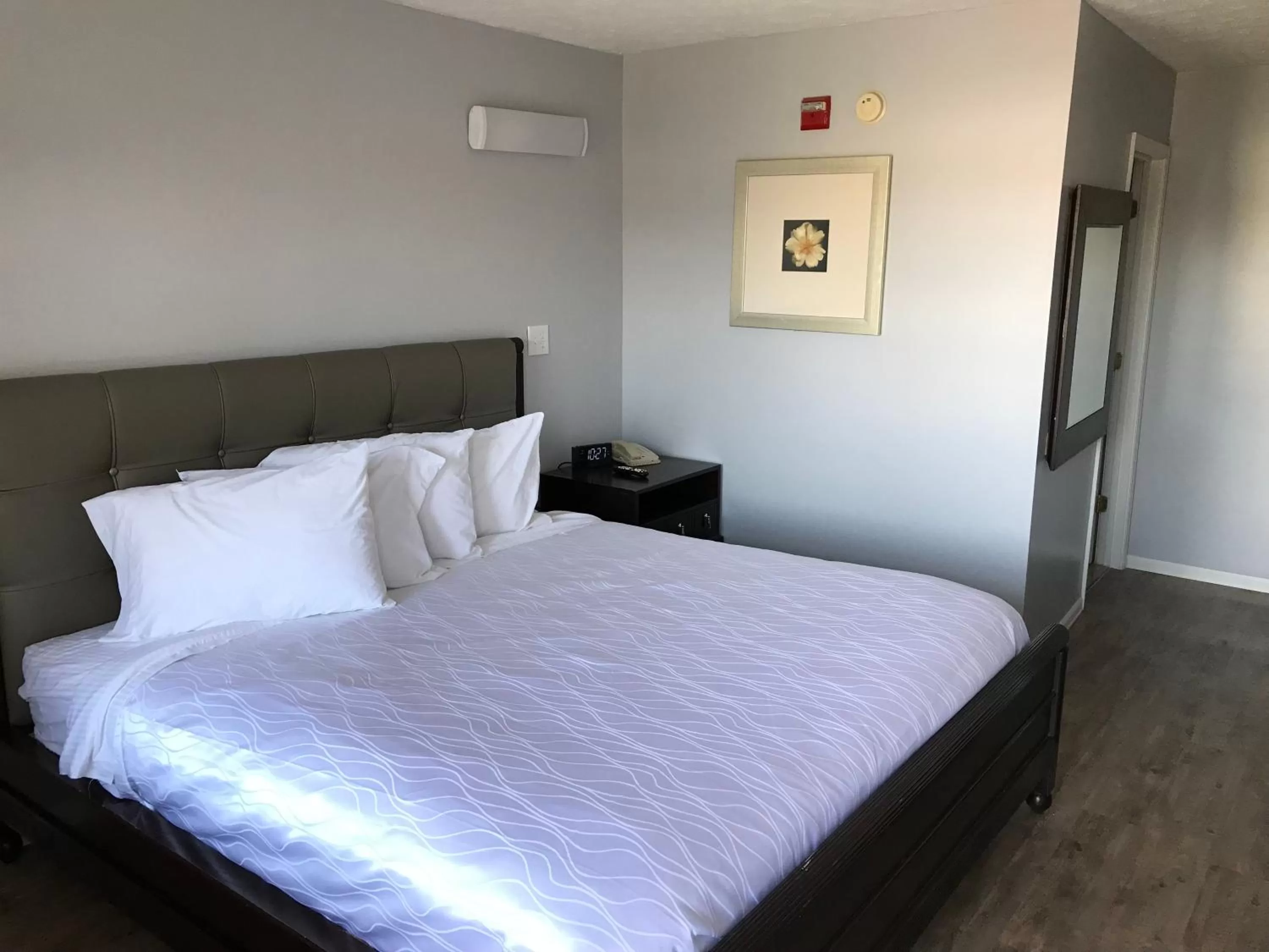 Bed in Apple Valley Inn Pigeon Forge