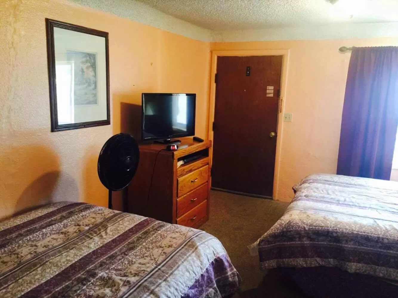 Bed in Budget Inn Motel Chemult