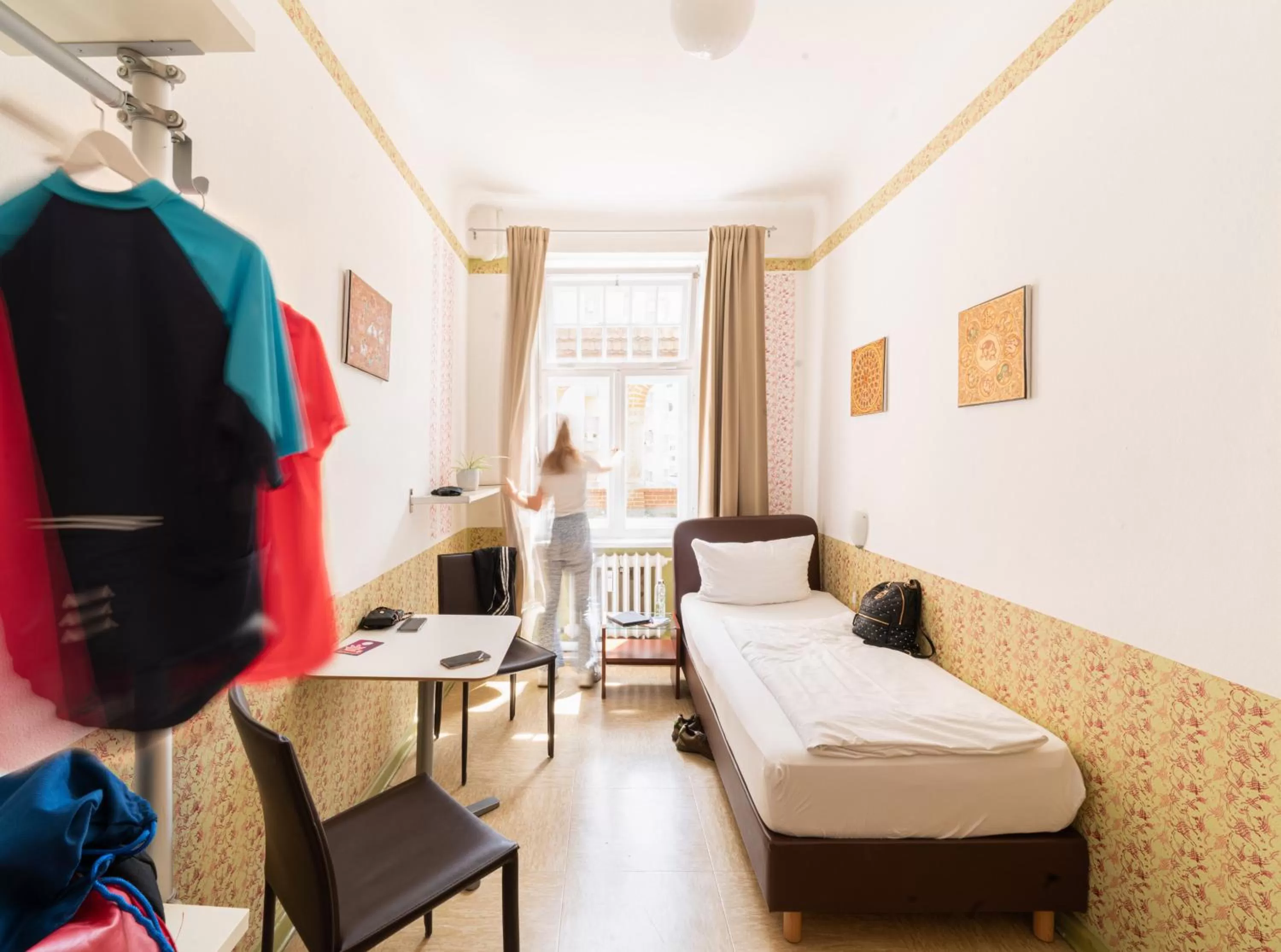 Single Room with Private Bathroom in Three Little Pigs Hostel - Your Berlin Castle