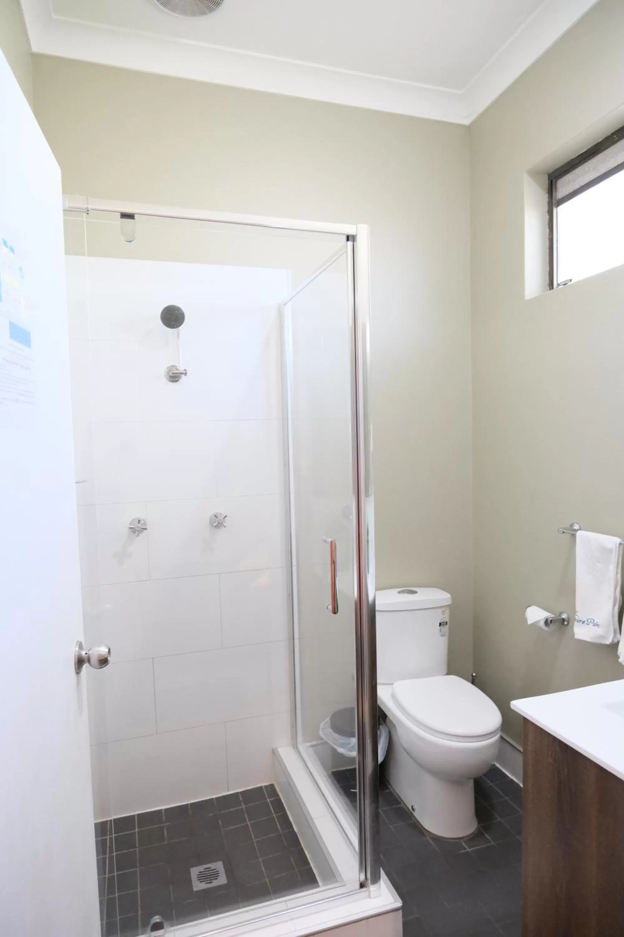 Shower in Sapphire Palms Motel