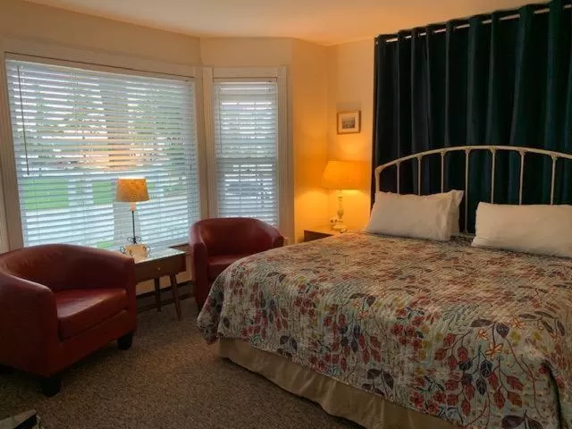 Bed in Cedar Court Inn