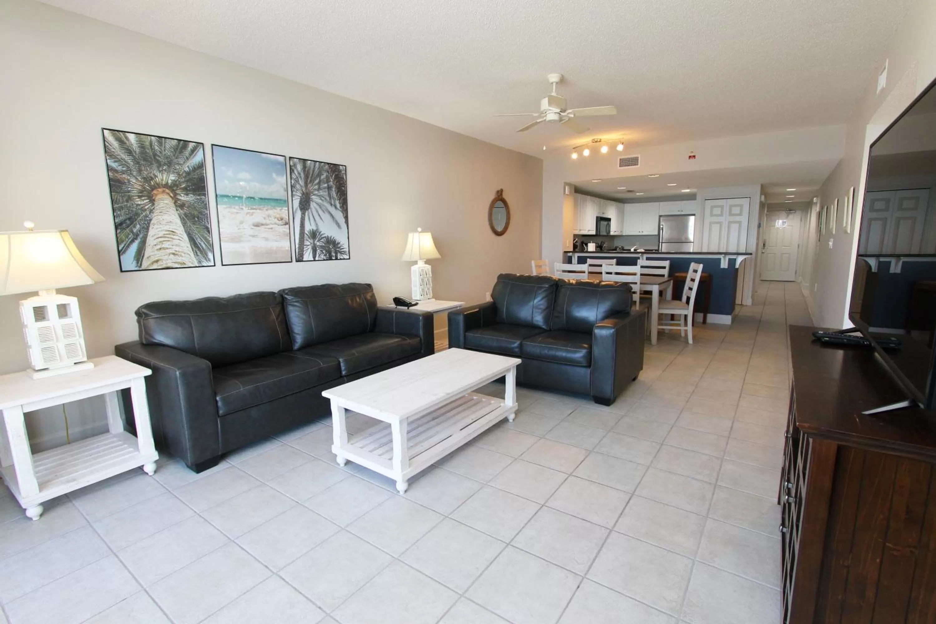 Kitchen or kitchenette, Seating Area in Majestic Beach Resort, Panama City Beach, Fl