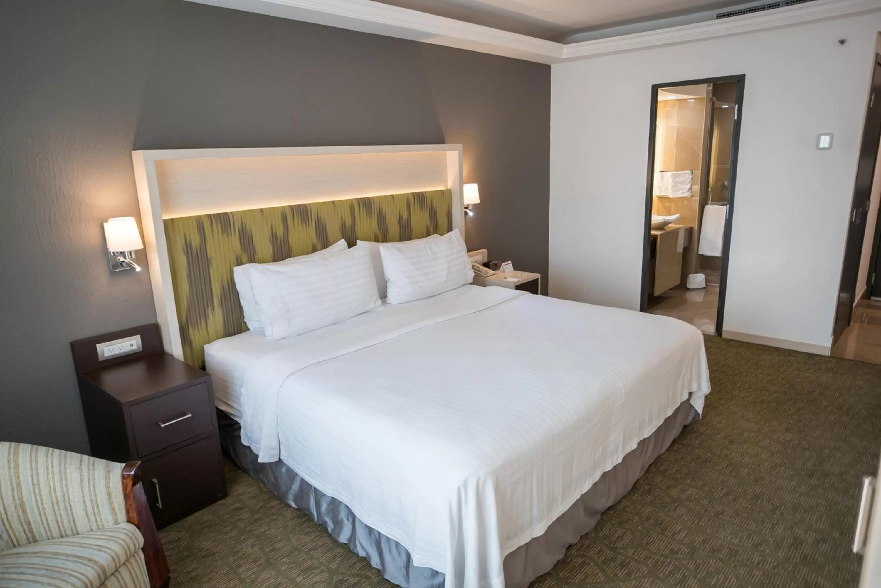 Photo of the whole room, Bed in Holiday Inn Queretaro Zona Diamante by IHG
