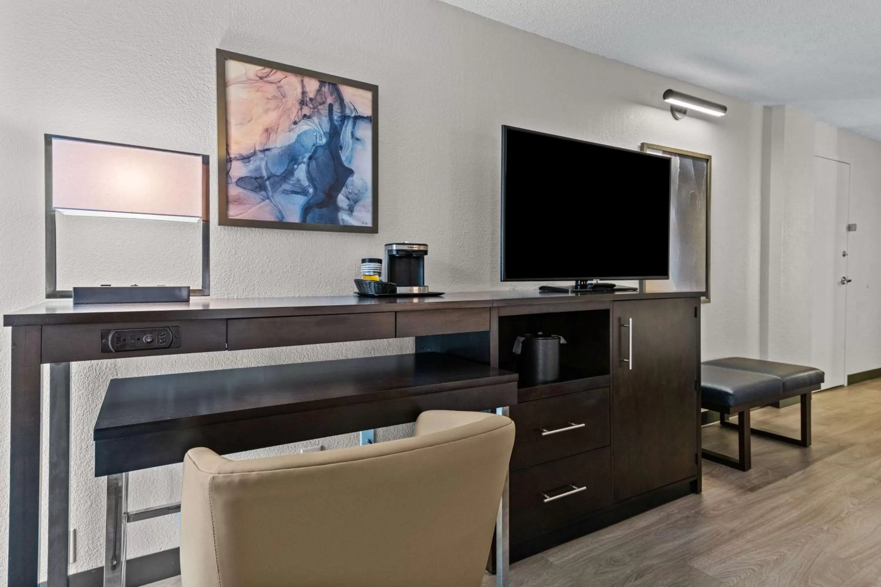 Bedroom in DoubleTree by Hilton Raleigh Midtown, NC