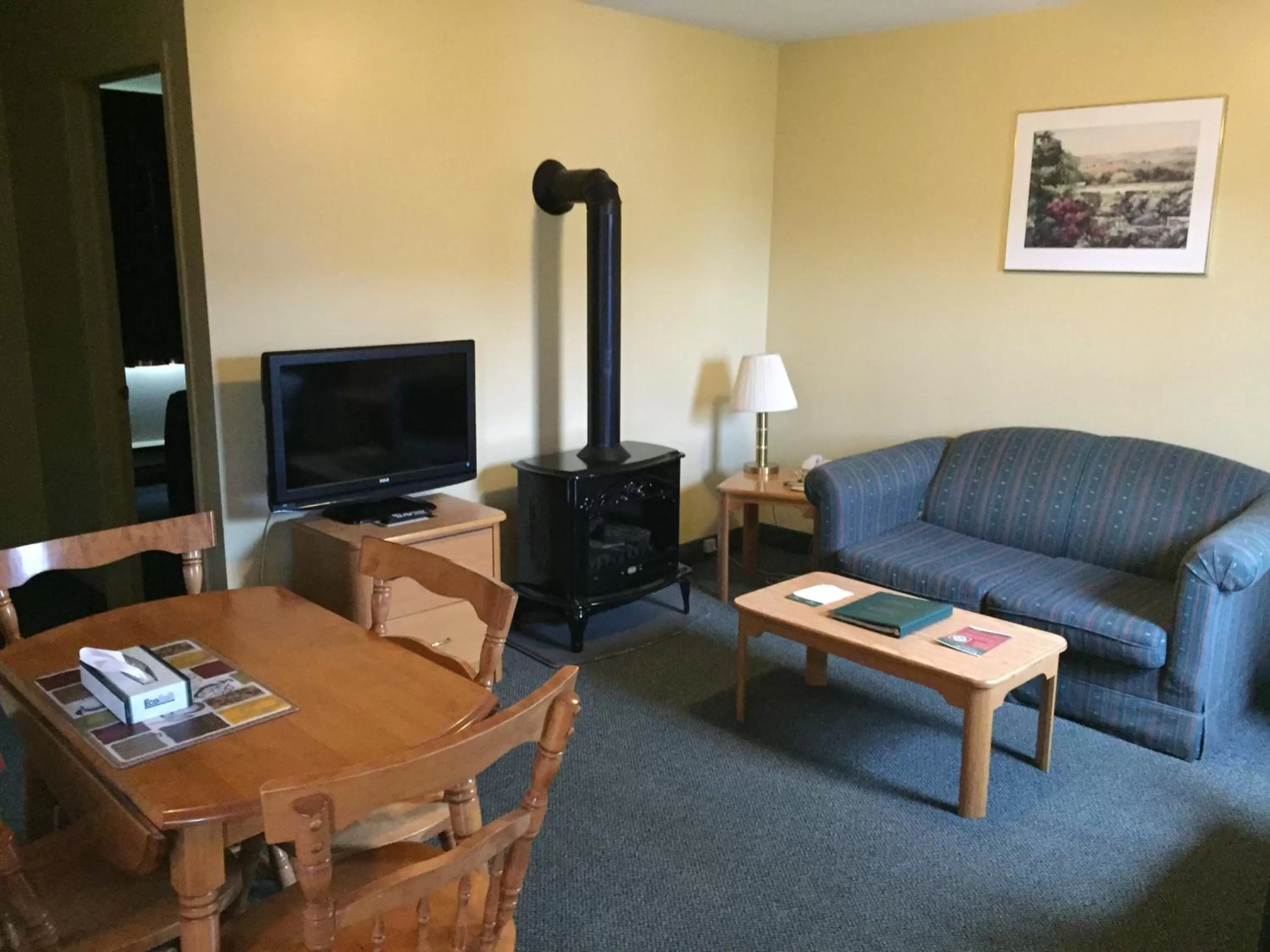Living room in Shallow Bay Motel & Cabins Conference Centre