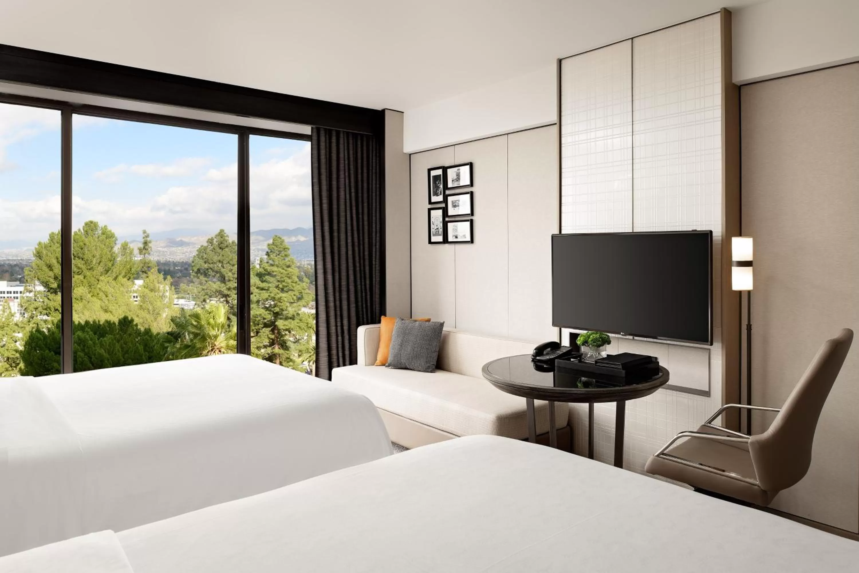 Photo of the whole room, Bed in Sheraton Universal