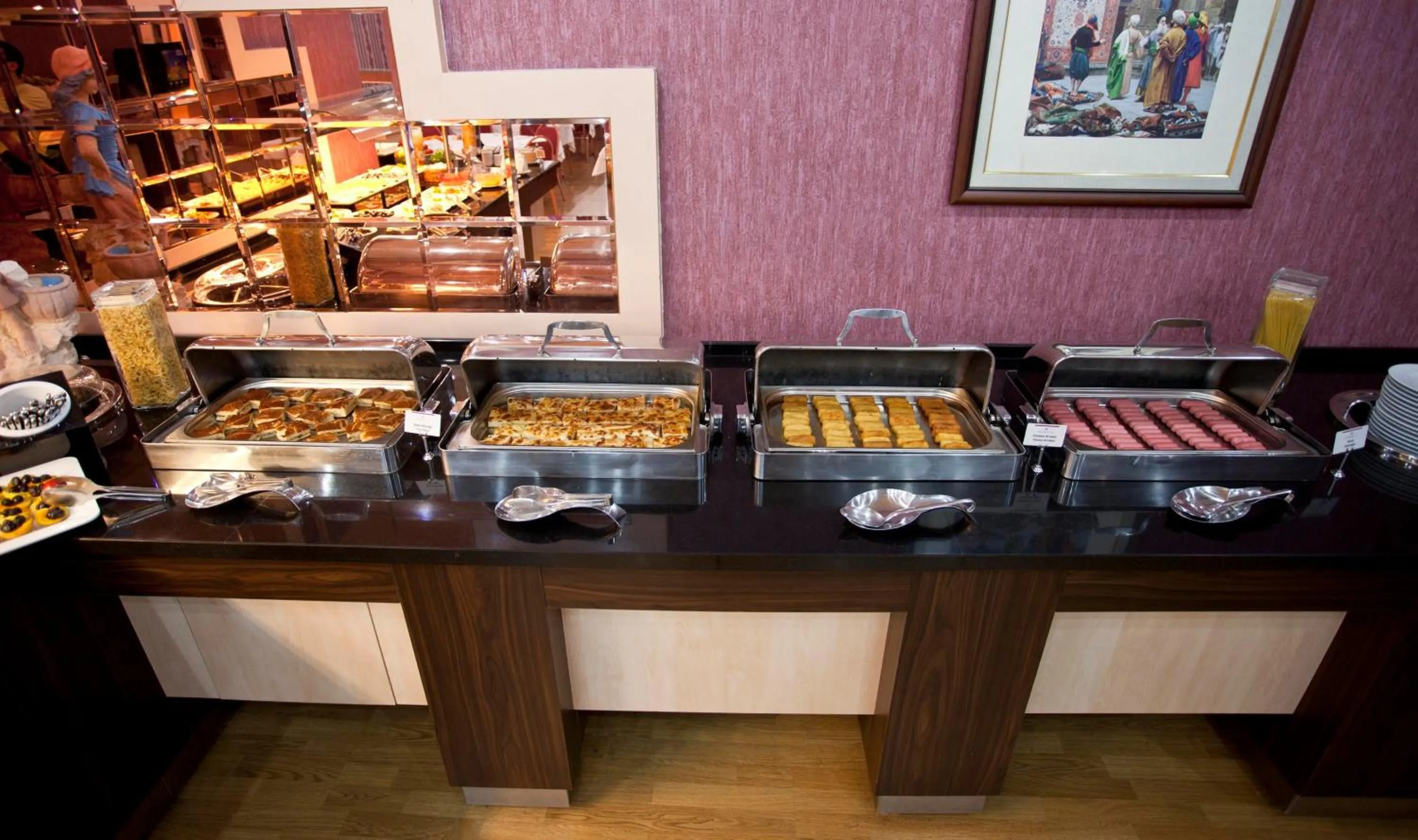 Restaurant/places to eat in Sergah Hotel