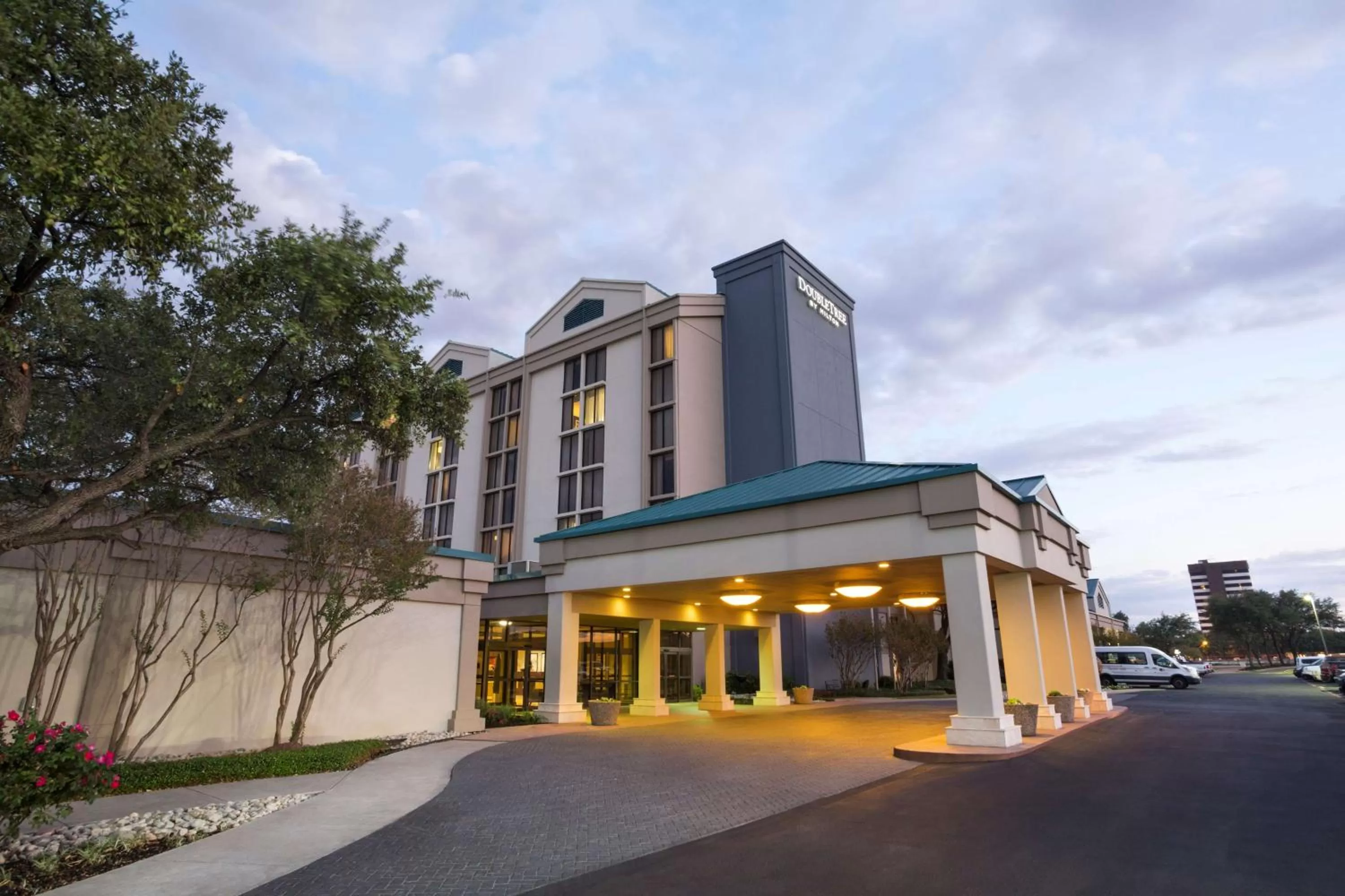 Property building in DoubleTree by Hilton DFW Airport North