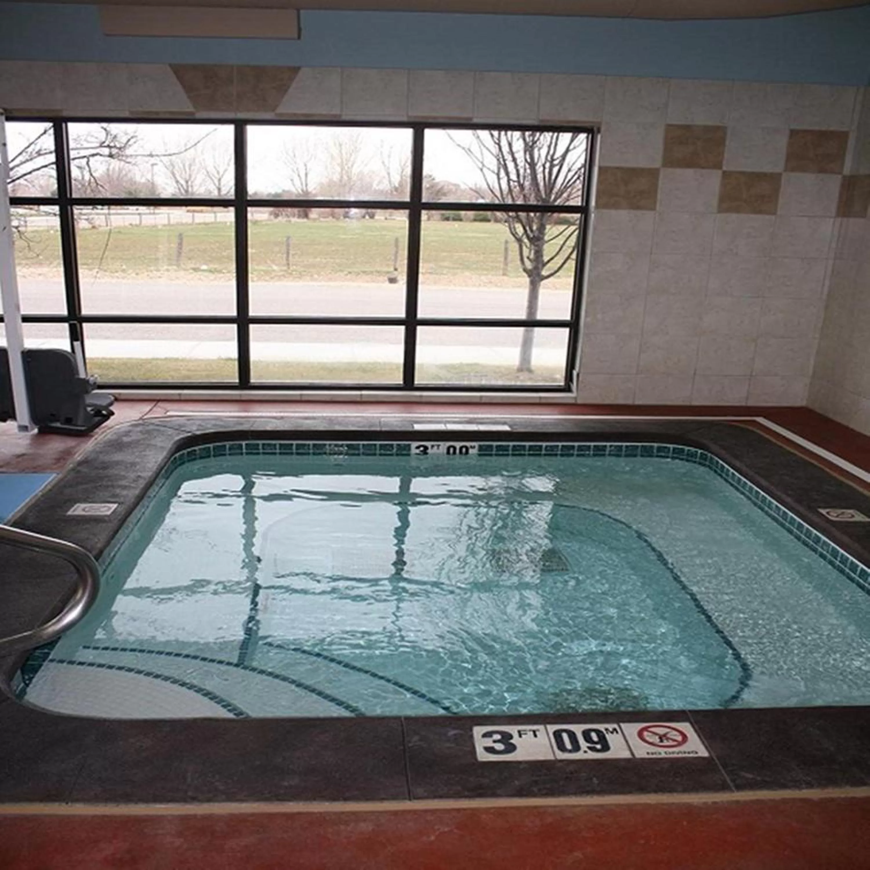 Swimming pool in Comfort Suites