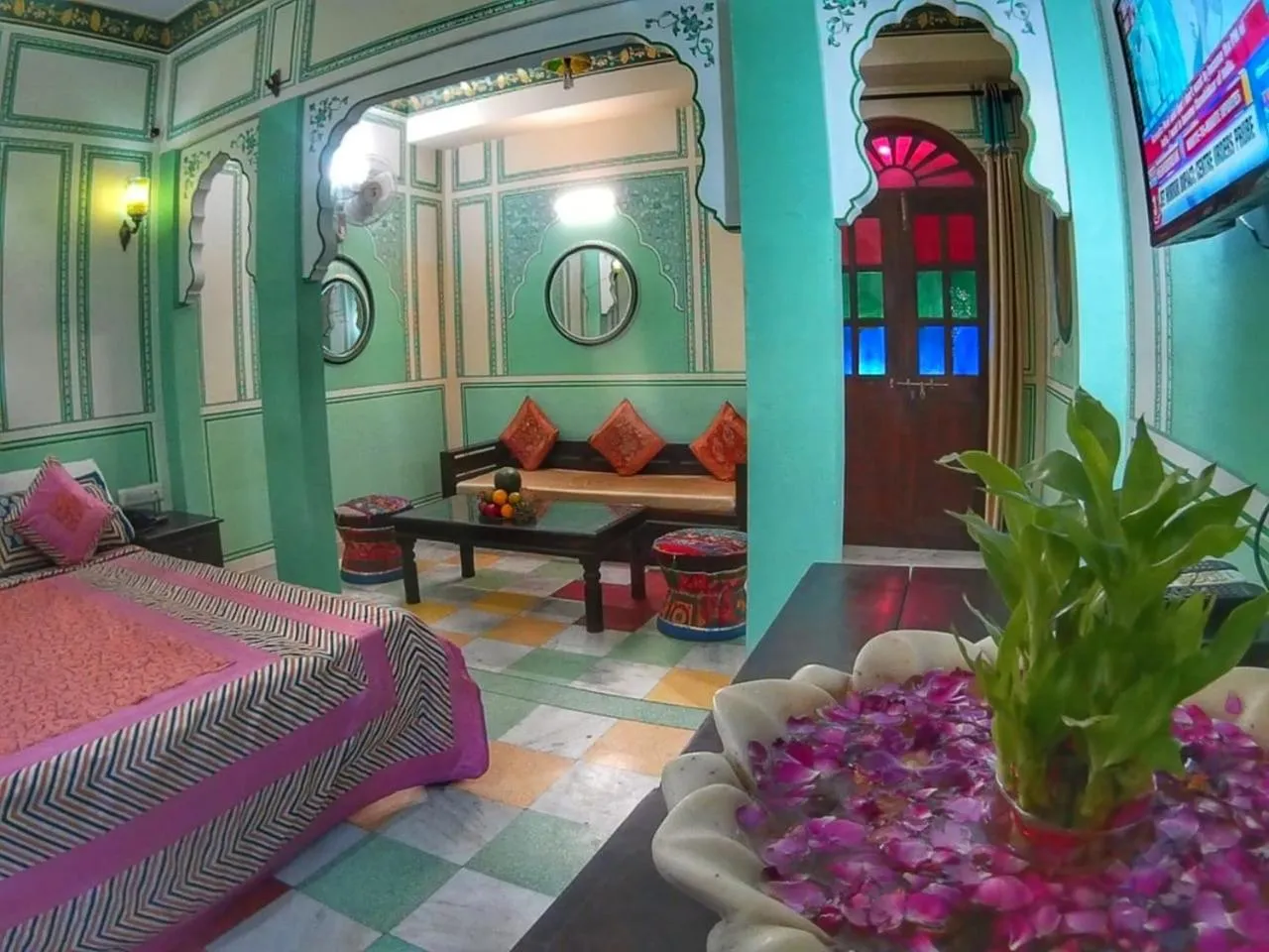 Living room, Bed in Rani Mahal Hotel