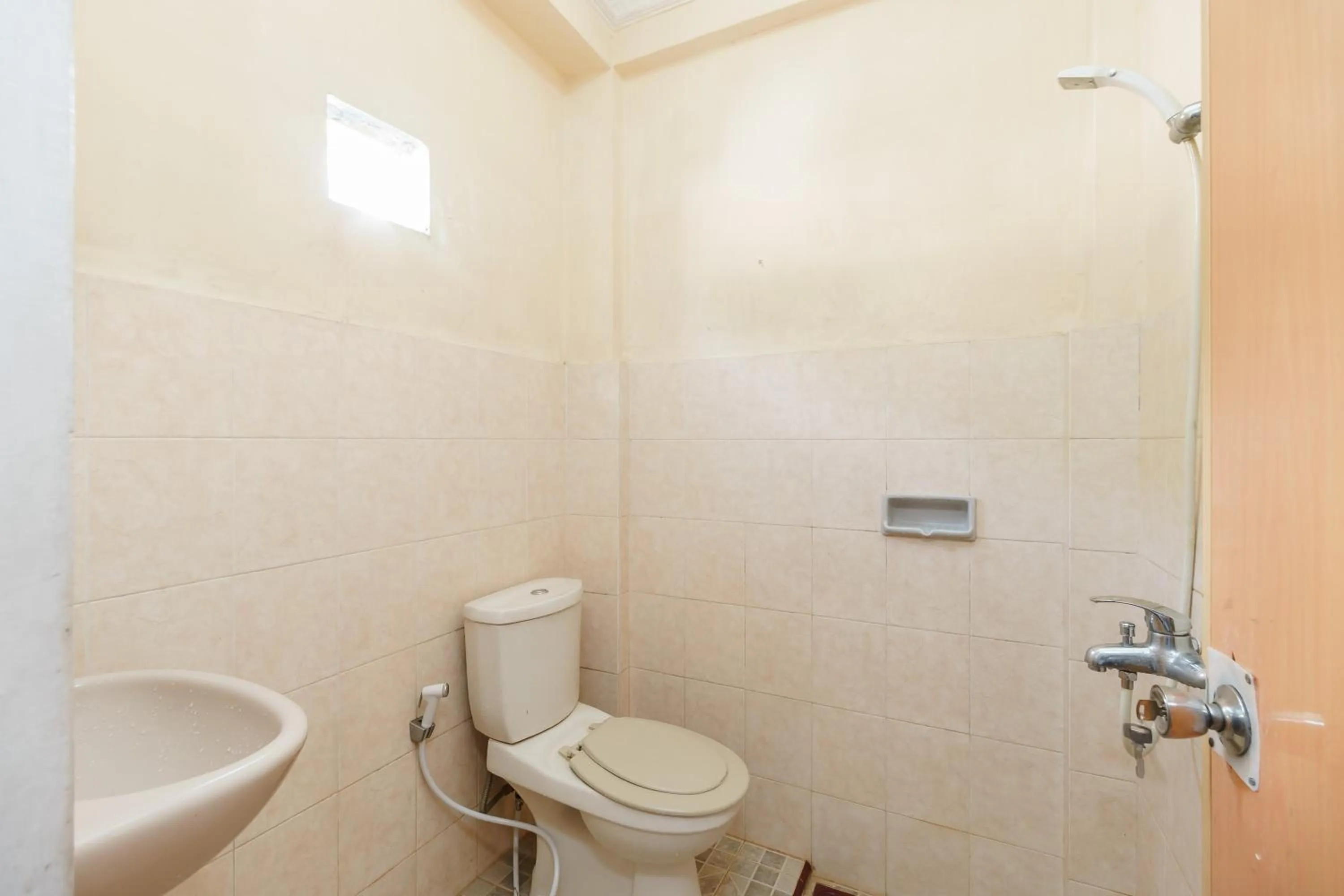 Bathroom in RedDoorz at Sedayu 1 Parapat