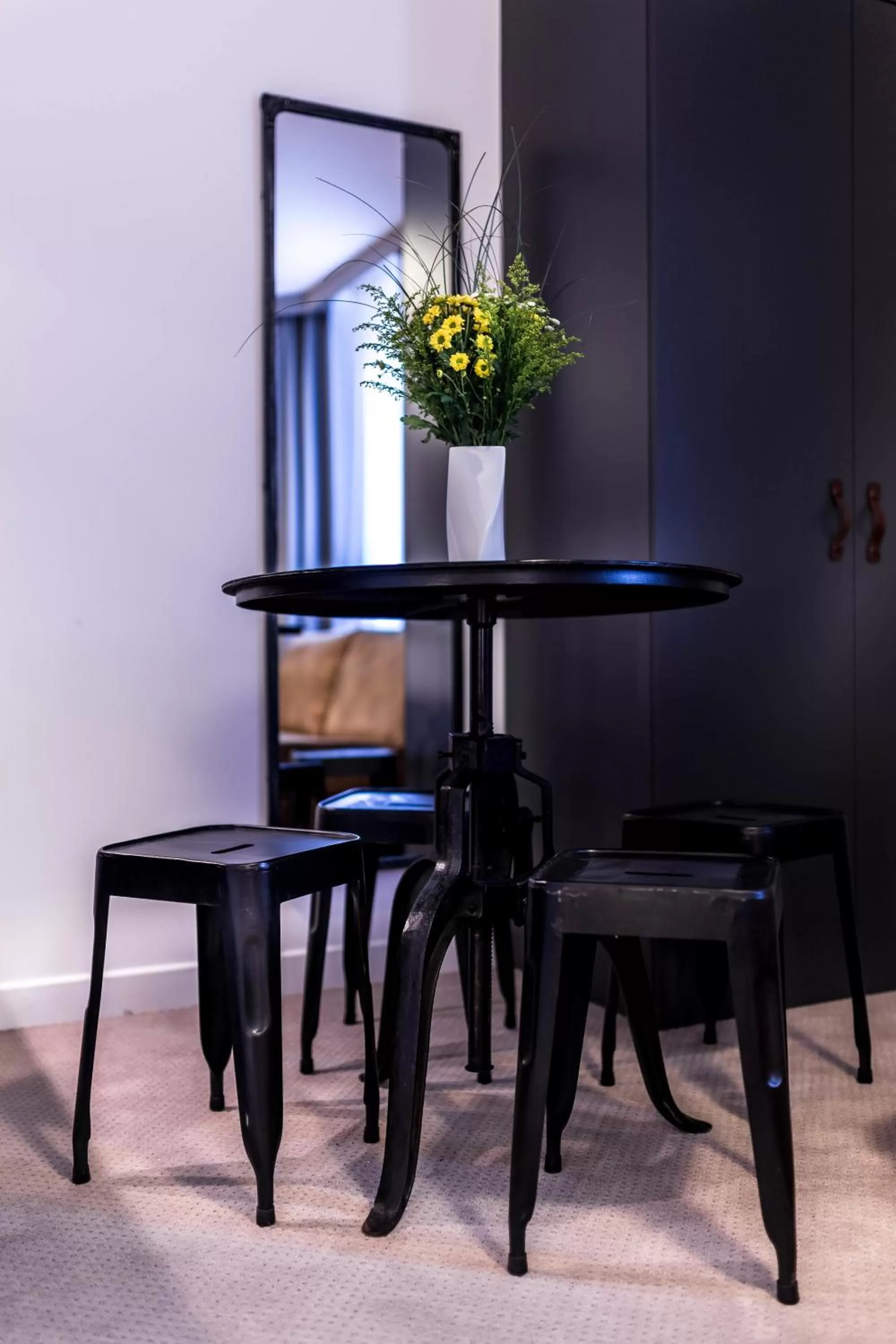 Seating area in Best Western Plus Suitcase Paris La Défense