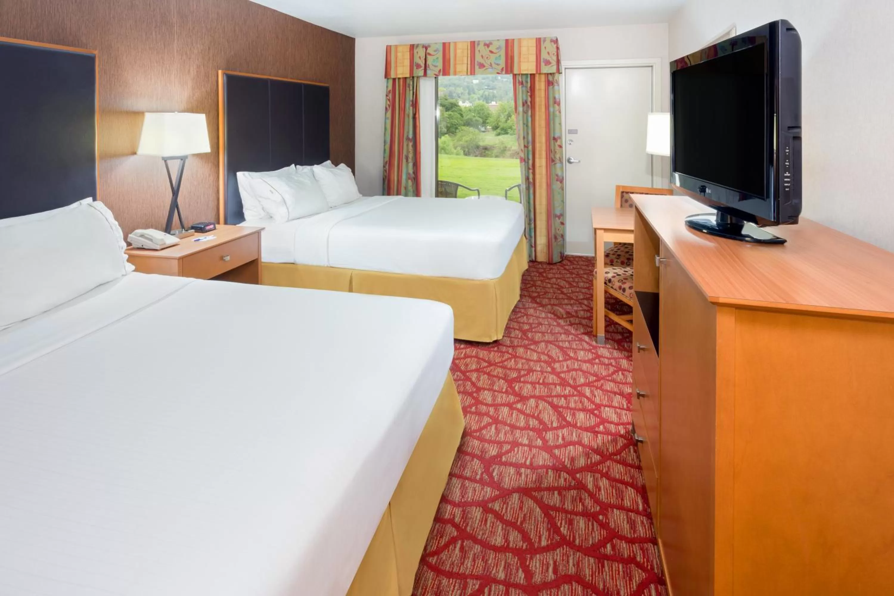 Photo of the whole room, Bed in Holiday Inn Express Roseburg by IHG