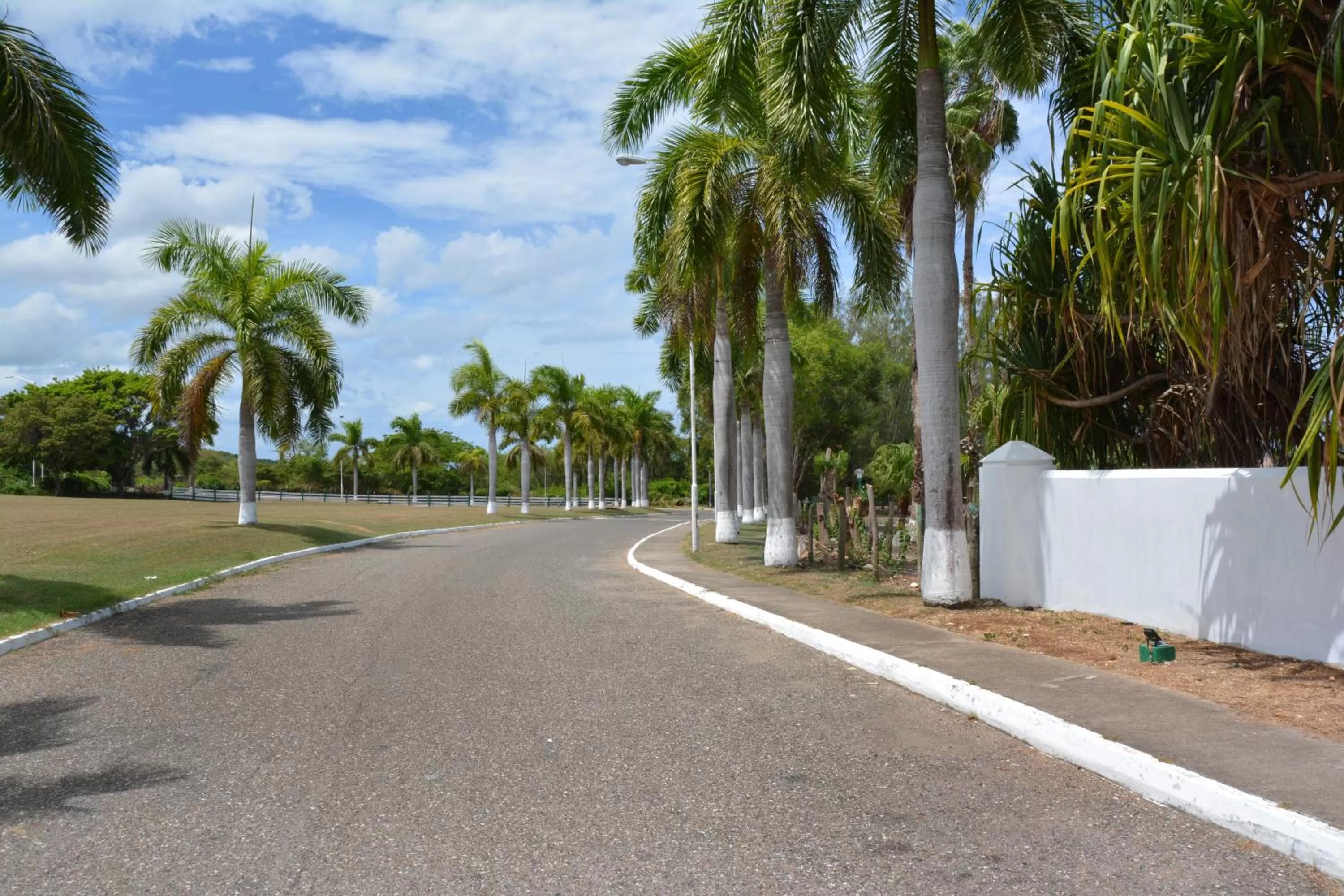 Street view in Seacastles by the beach/pool