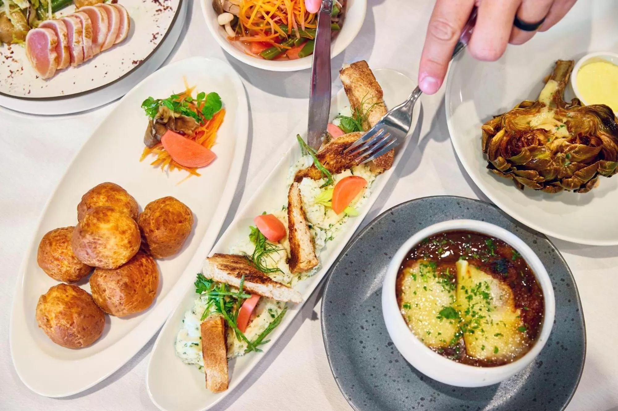 Restaurant/places to eat in Hotel Le Soleil by Executive Hotels