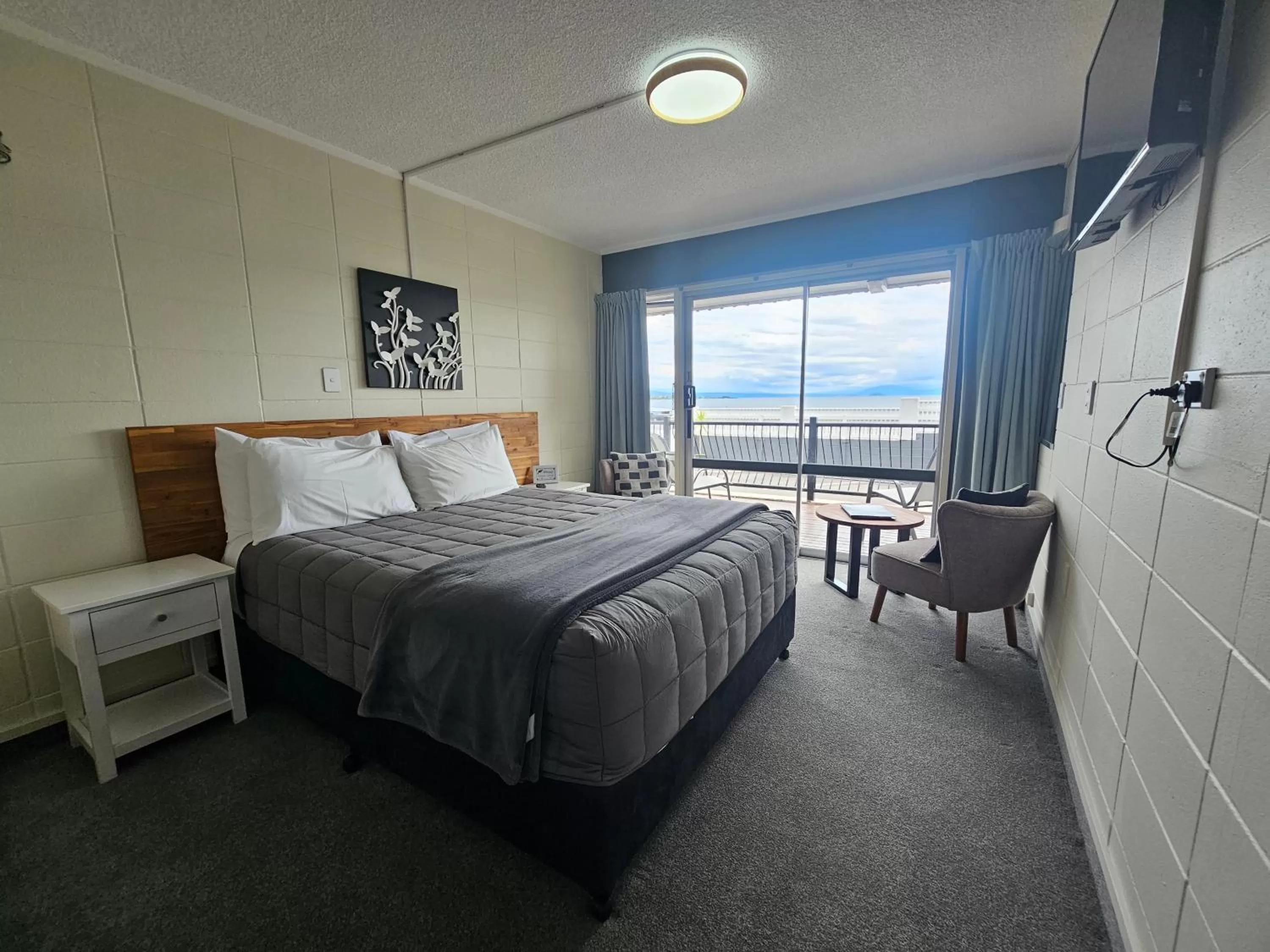 Bed in Tui Oaks Motel