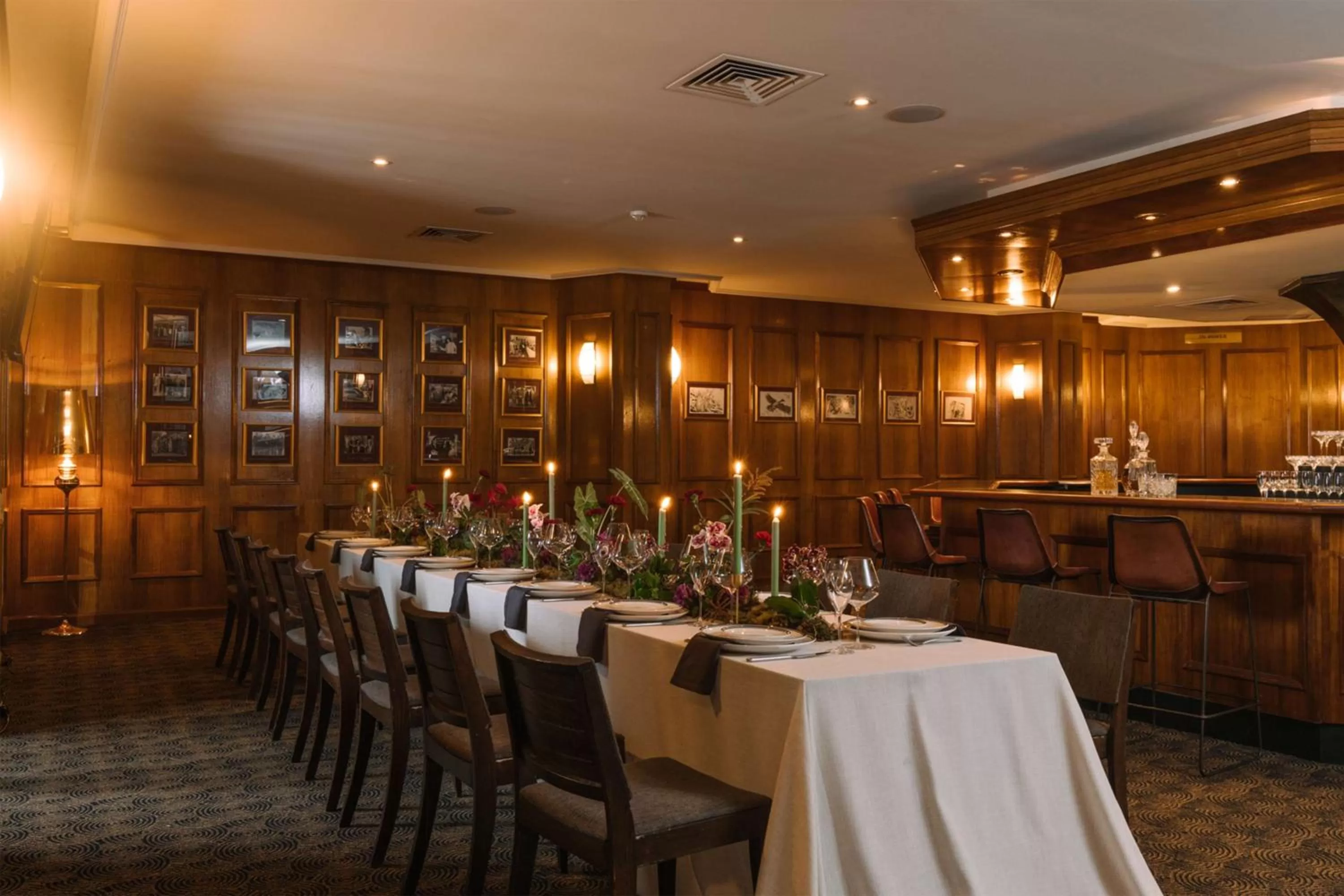 Lounge or bar in QT Canberra