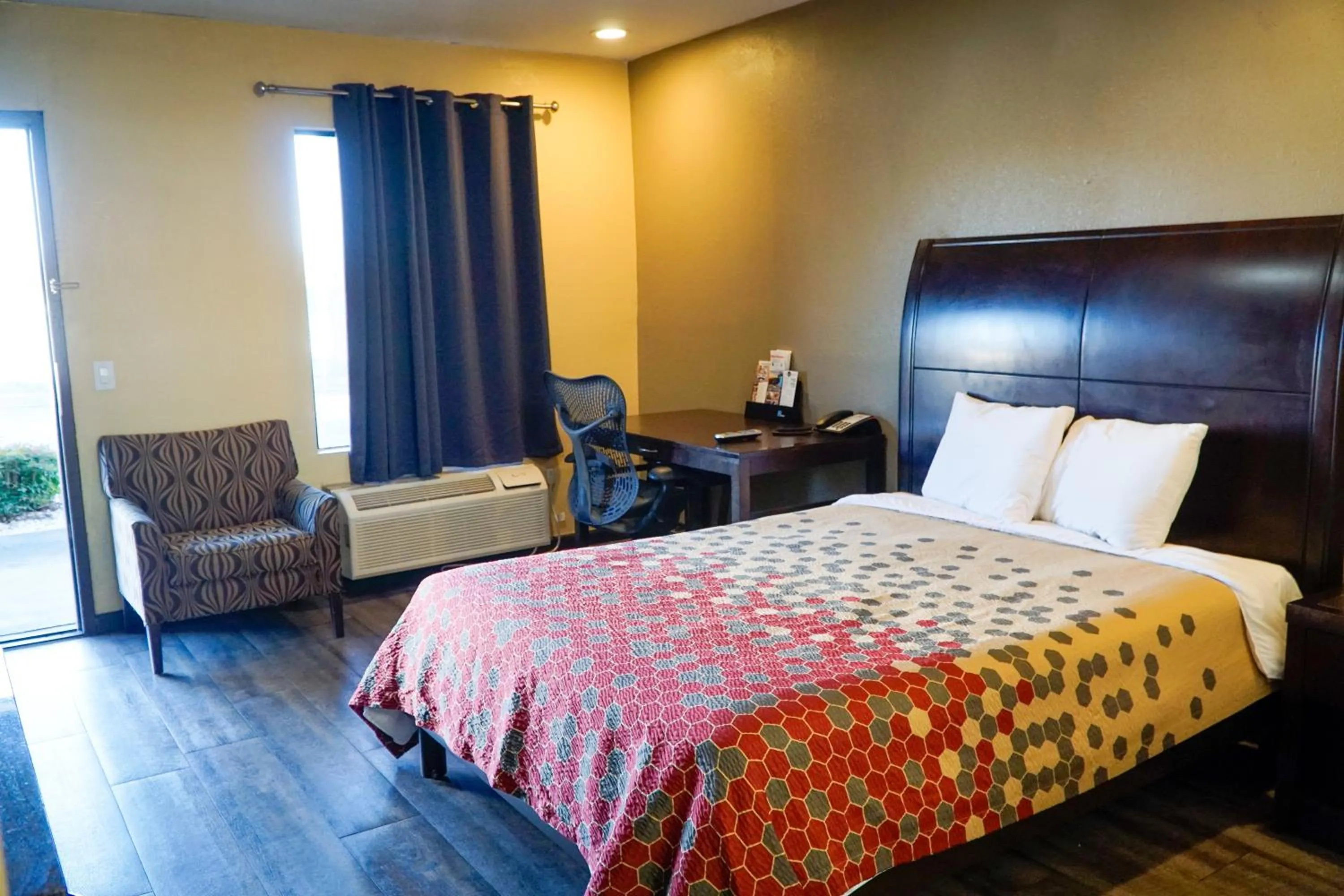 Bed in Southern Inn and Suites