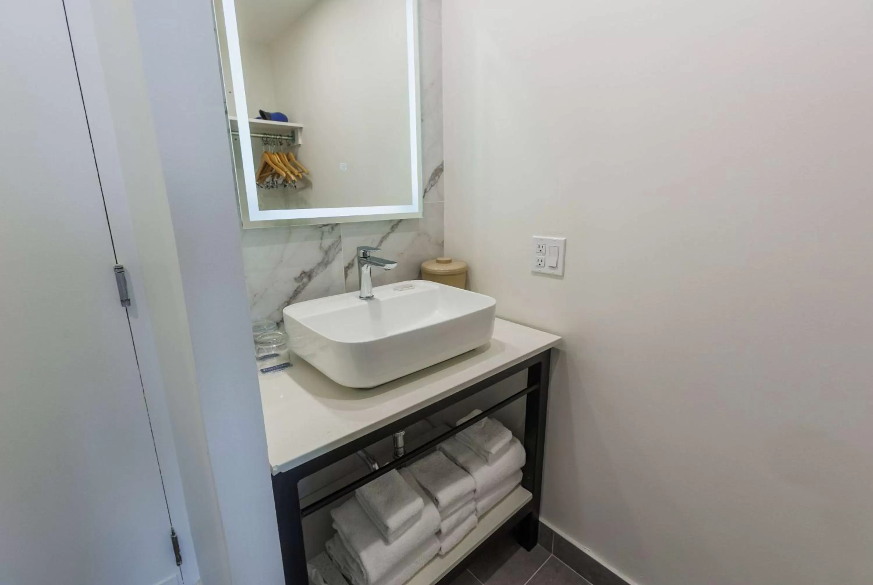 TV and multimedia in Travelodge by Wyndham Quebec City Hotel & Convention Centre