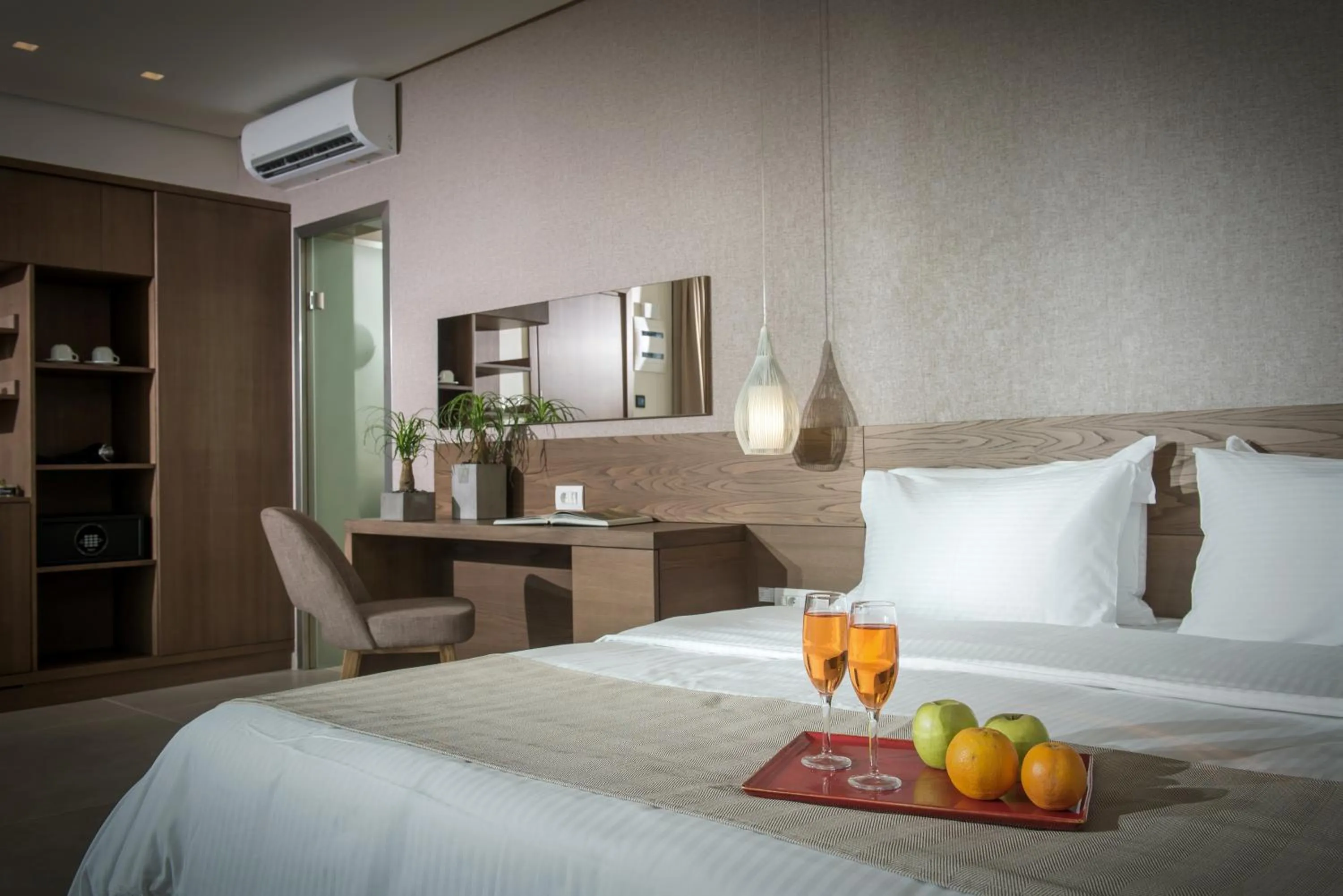 Photo of the whole room, Bed in Metropole Urban Hotel