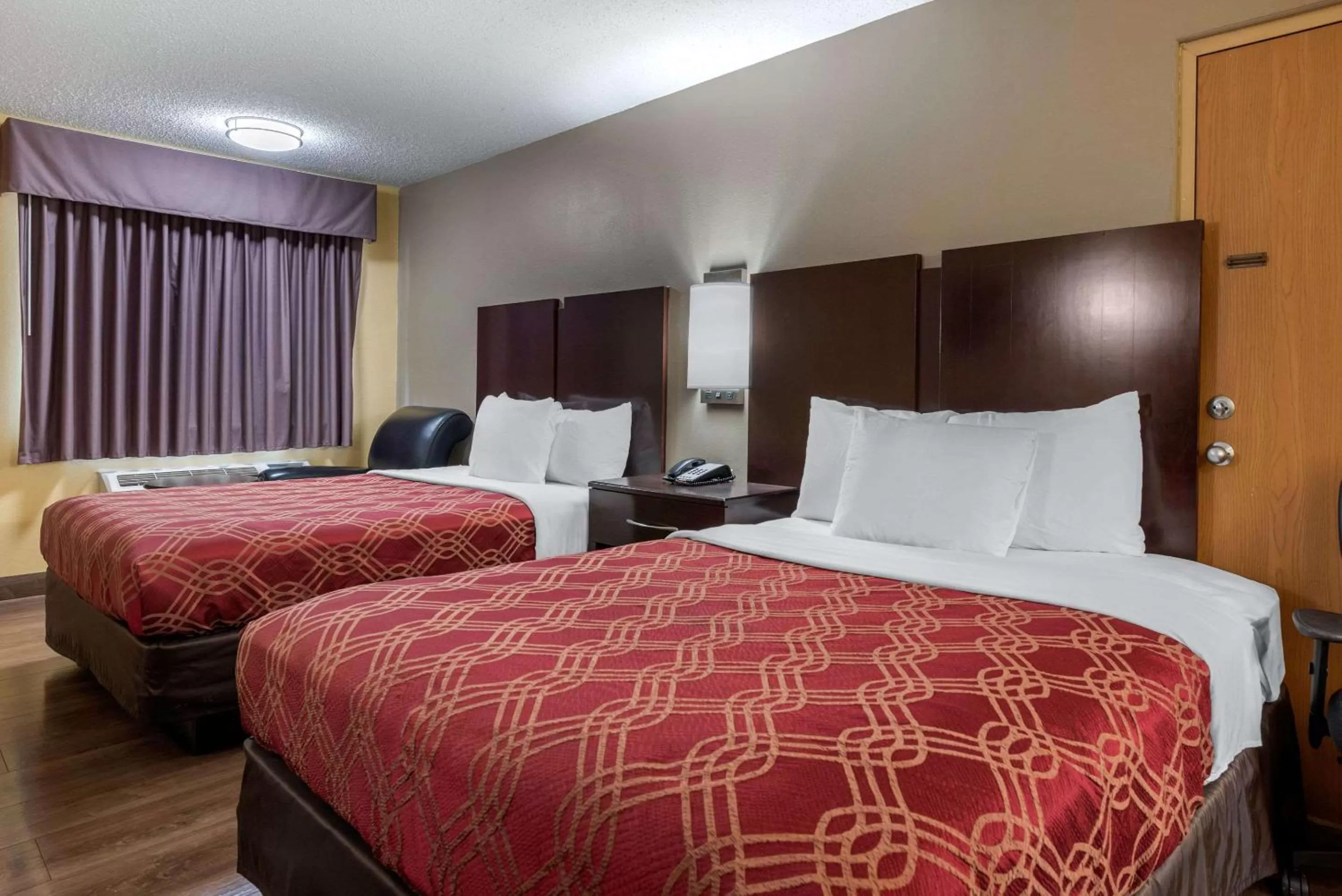 Photo of the whole room, Bed in Econo Lodge Lexington Southeast