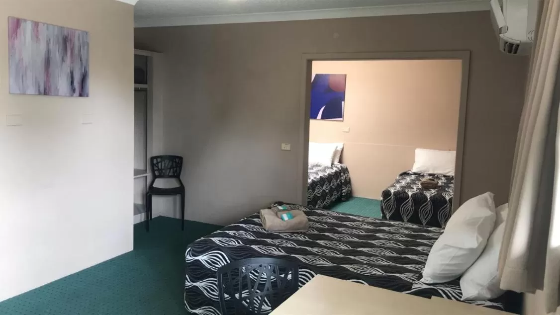 Bed in Aquatic Motor Inn