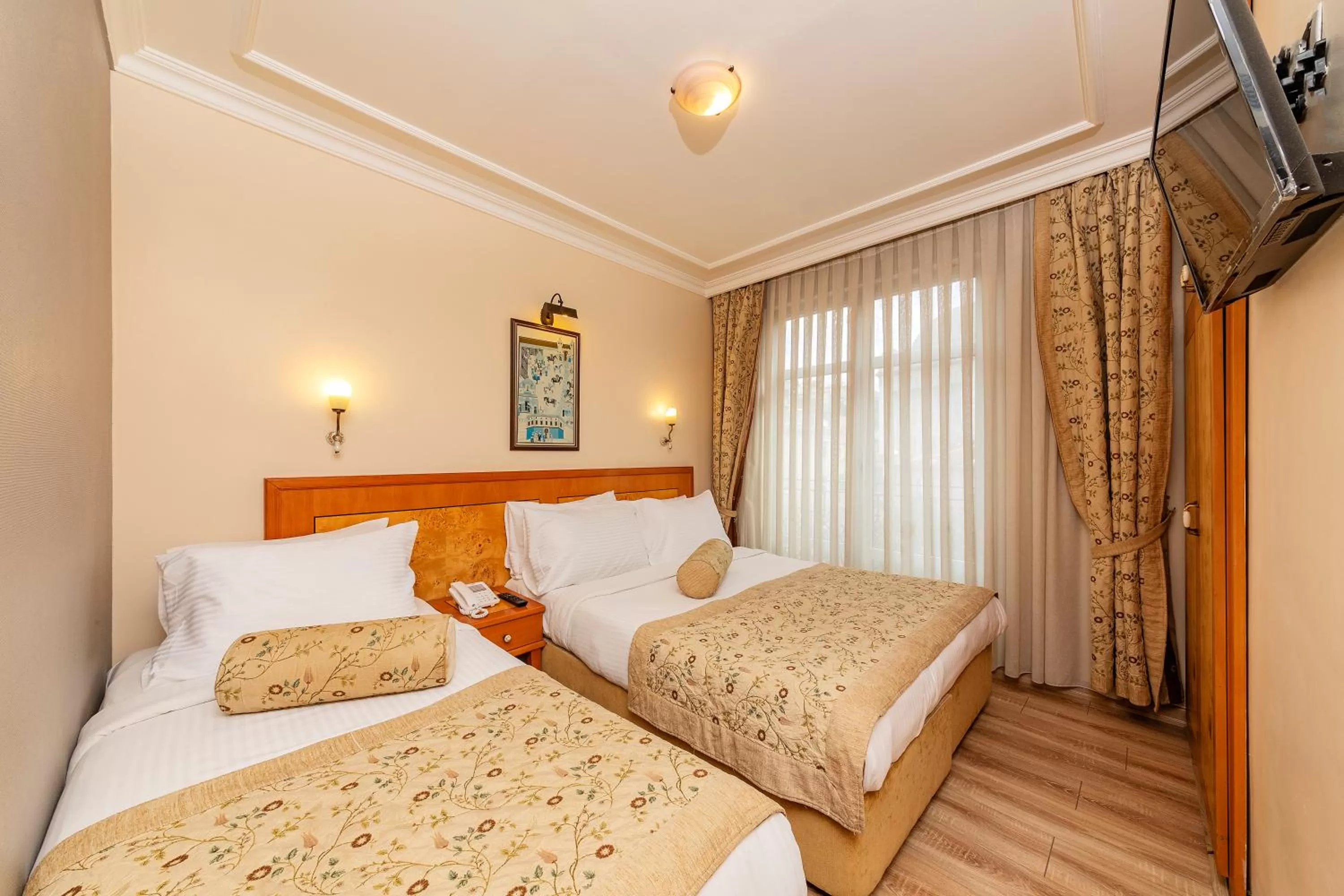 Bed in Santa Ottoman Hotel