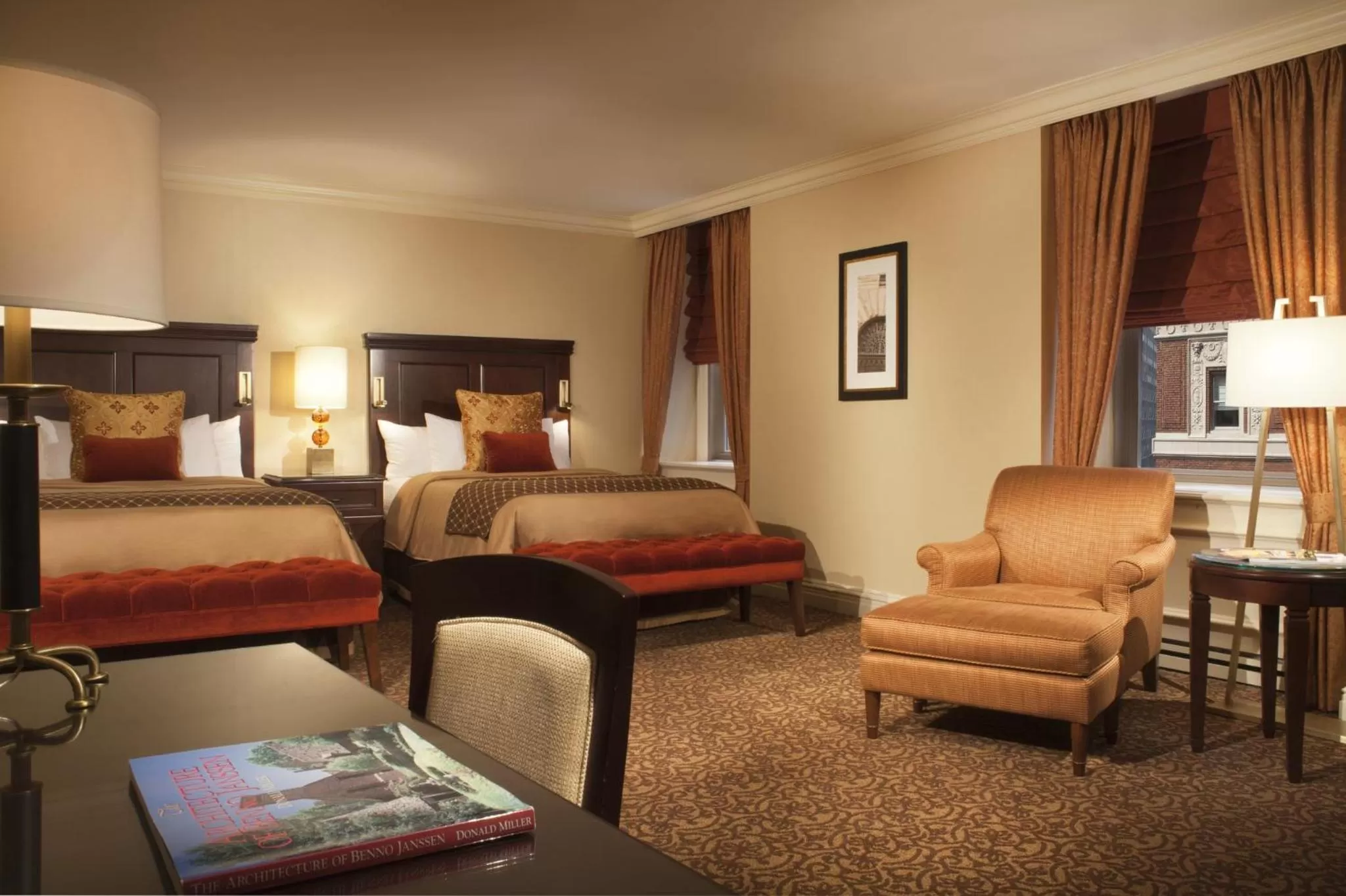 Photo of the whole room, Bed in Omni William Penn Hotel