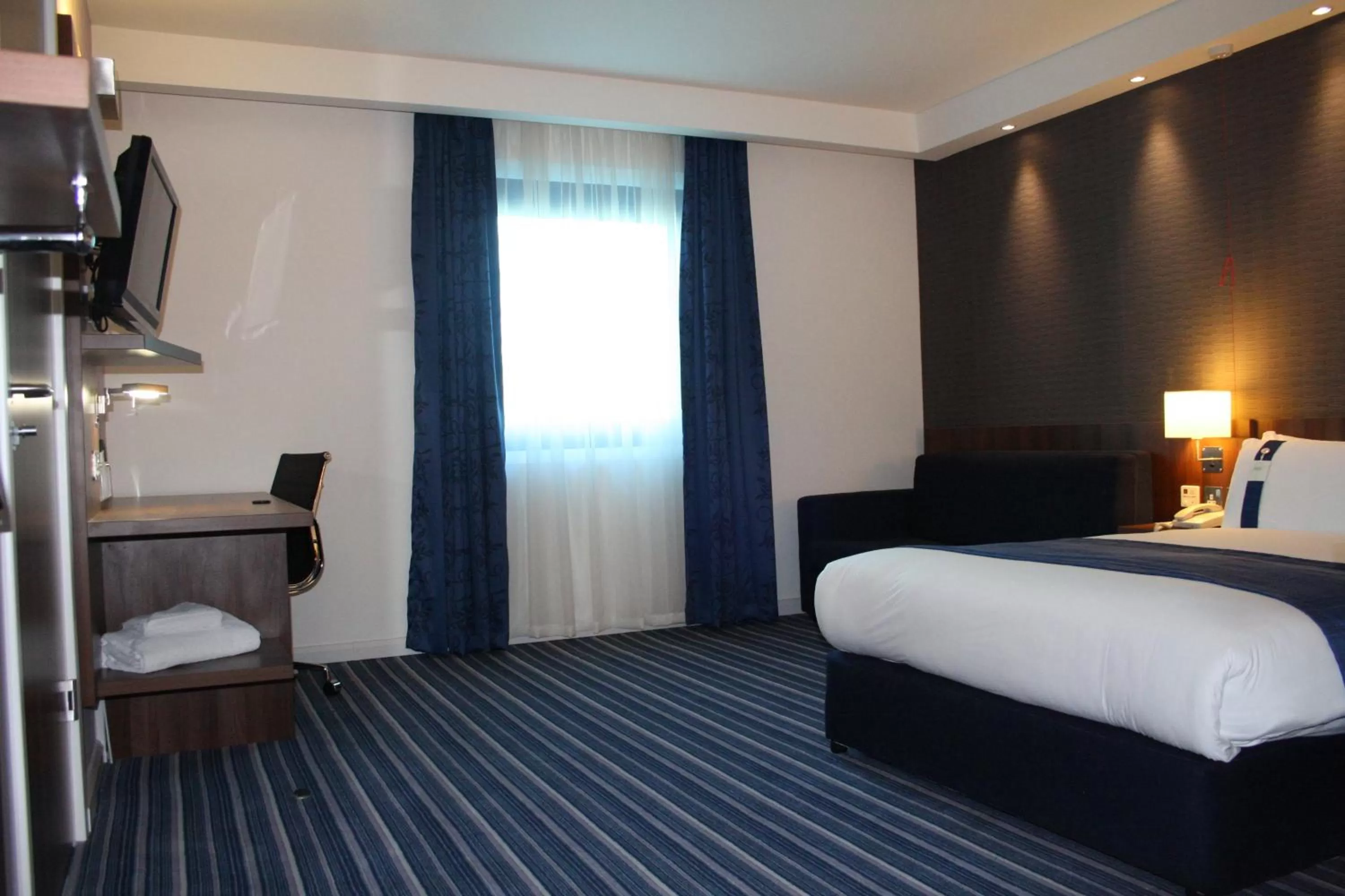 Photo of the whole room, Bed in Holiday Inn Express London Stratford by IHG