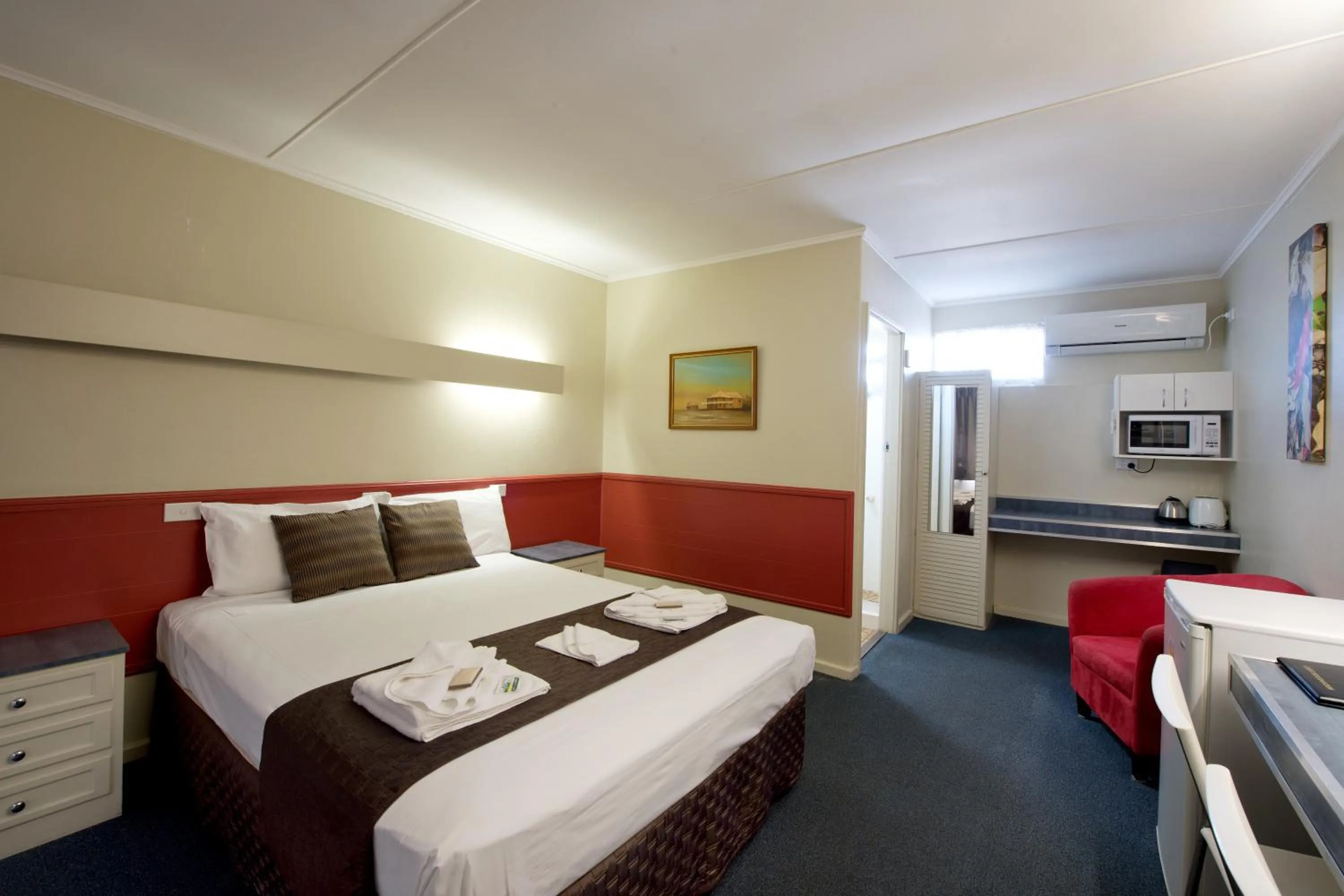 Photo of the whole room, Bed in Mineral Sands Motel