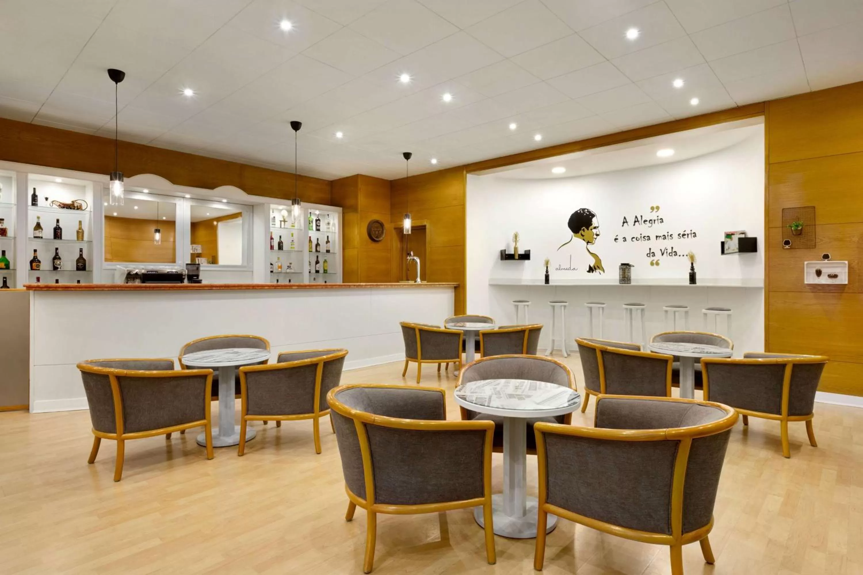 Lounge or bar in TRYP by Wyndham Montijo Parque Hotel