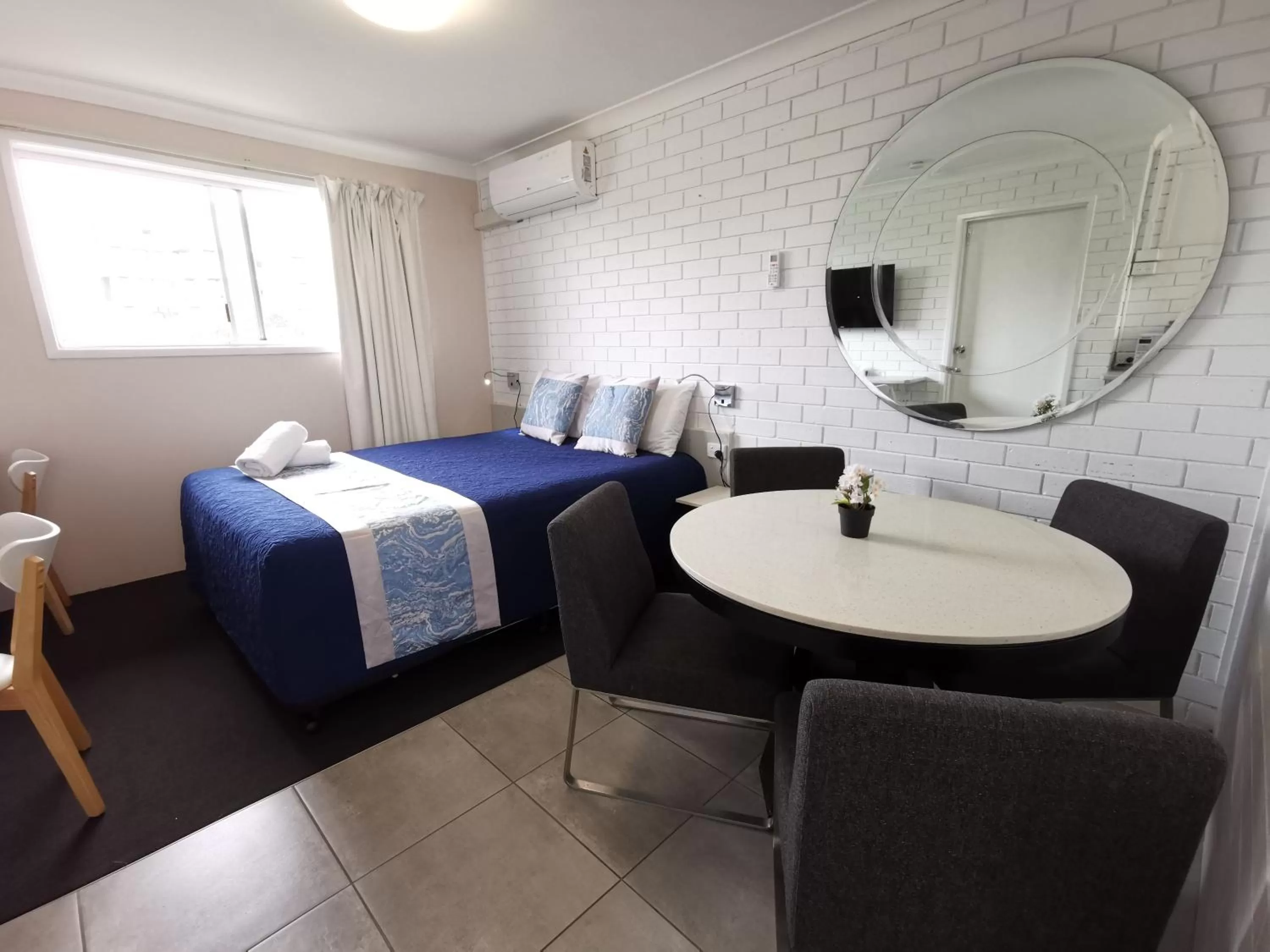 Photo of the whole room, Bed in Leichhardt Motor Inn