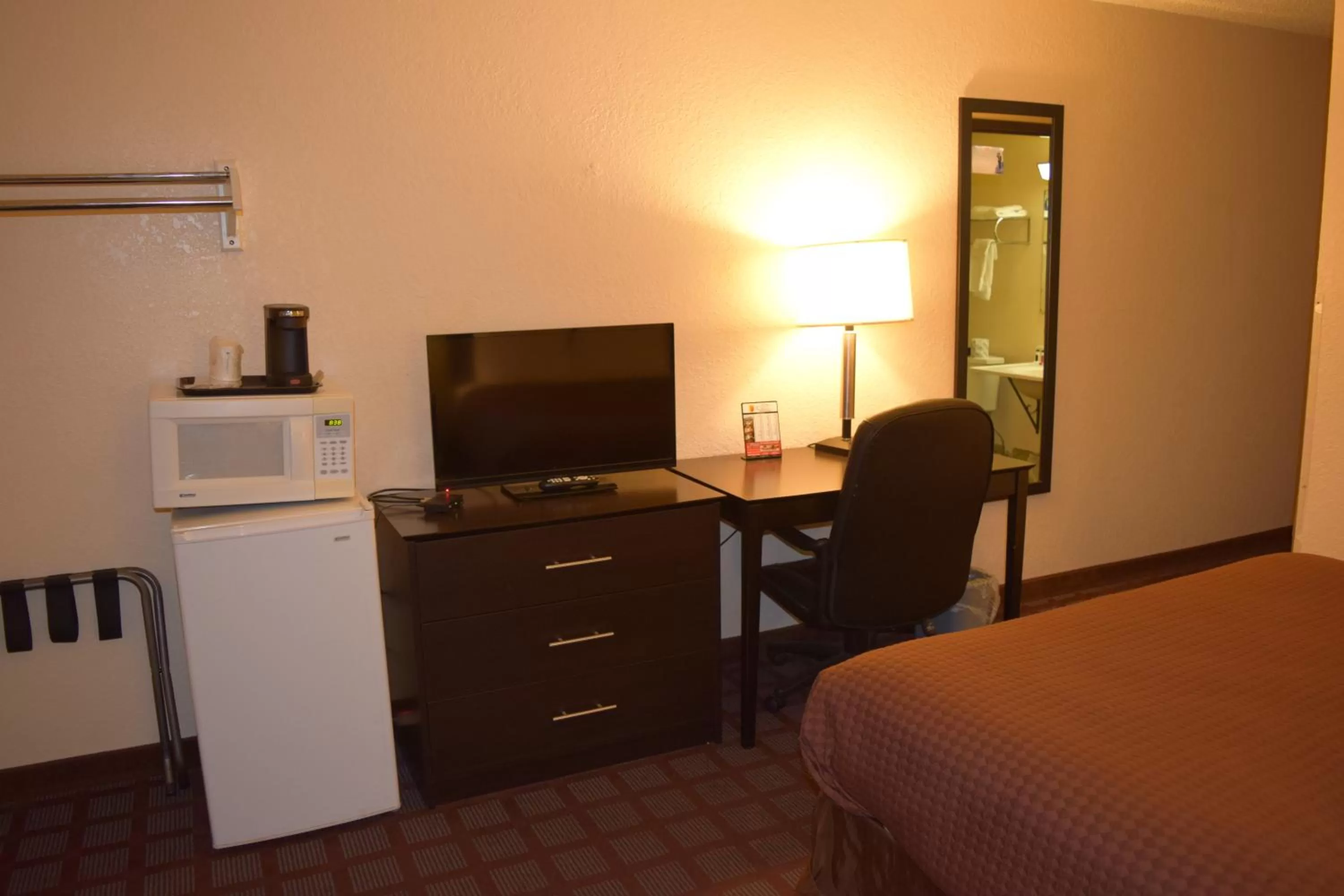 TV and multimedia in Super 8 by Wyndham Saginaw