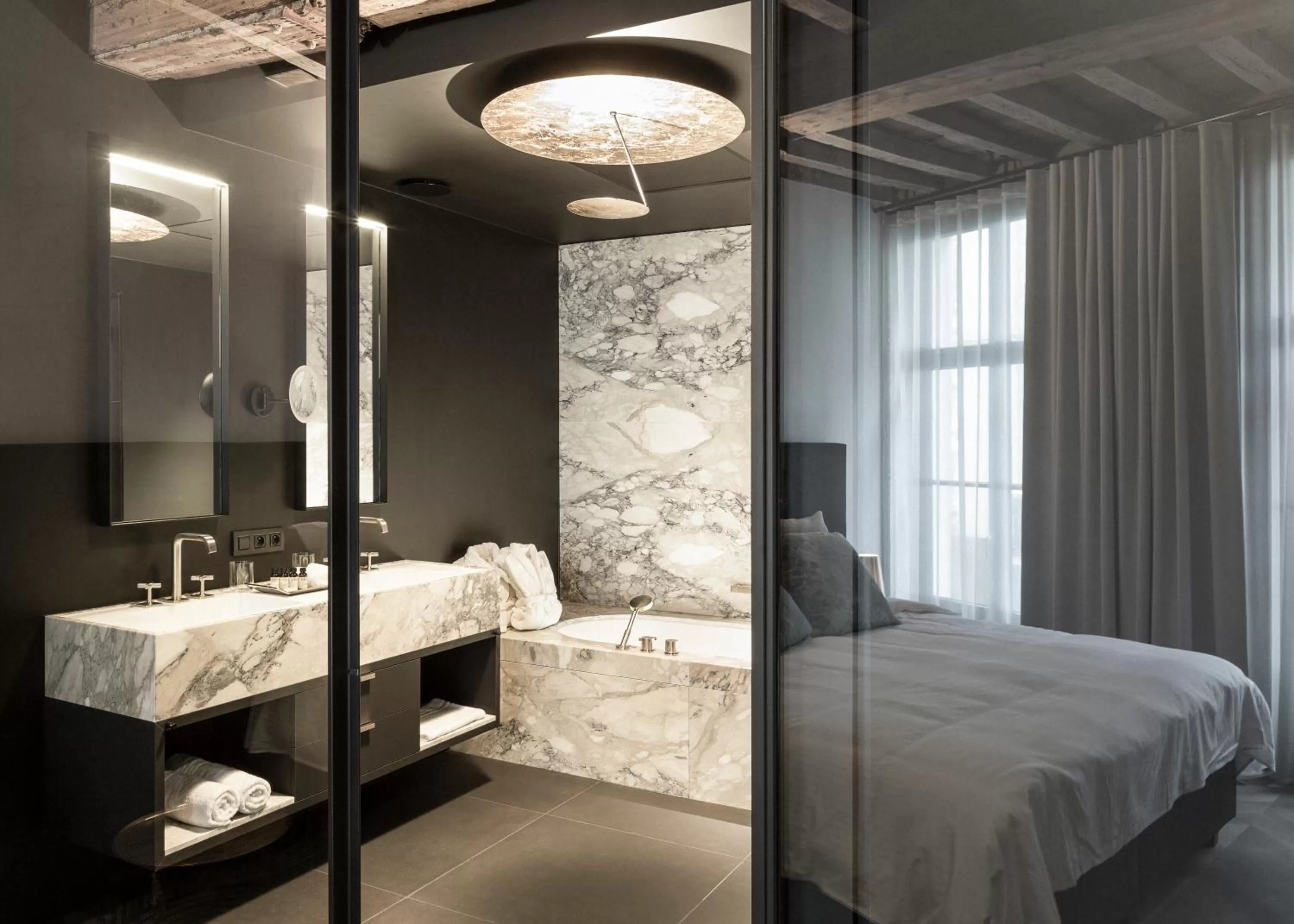 Shower, Bed in Gulde Schoen Luxury Studio-apartments