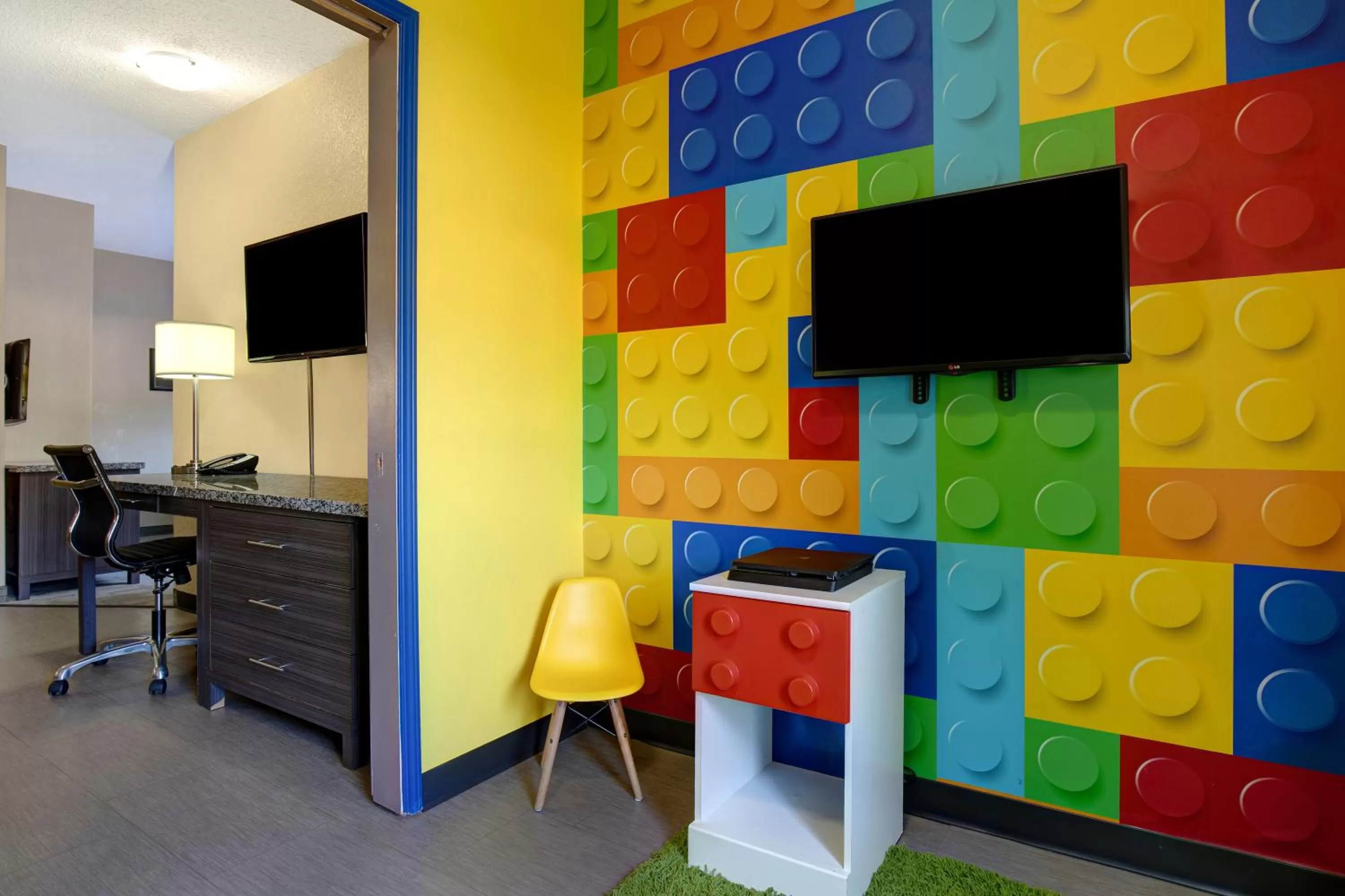 TV and multimedia in Days Inn by Wyndham Medicine Hat