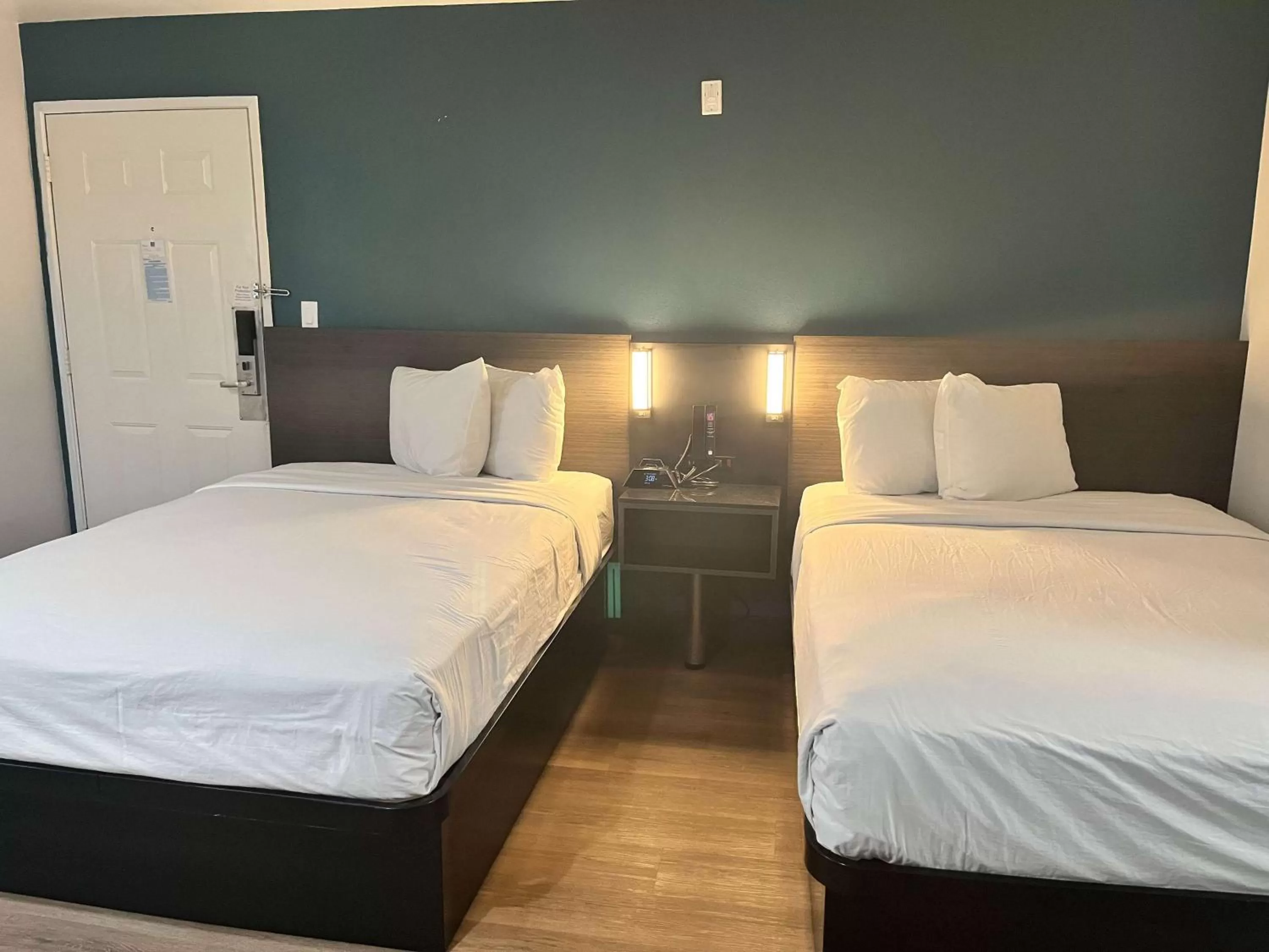 Photo of the whole room, Bed in Studio 6 Suites Escondido CA