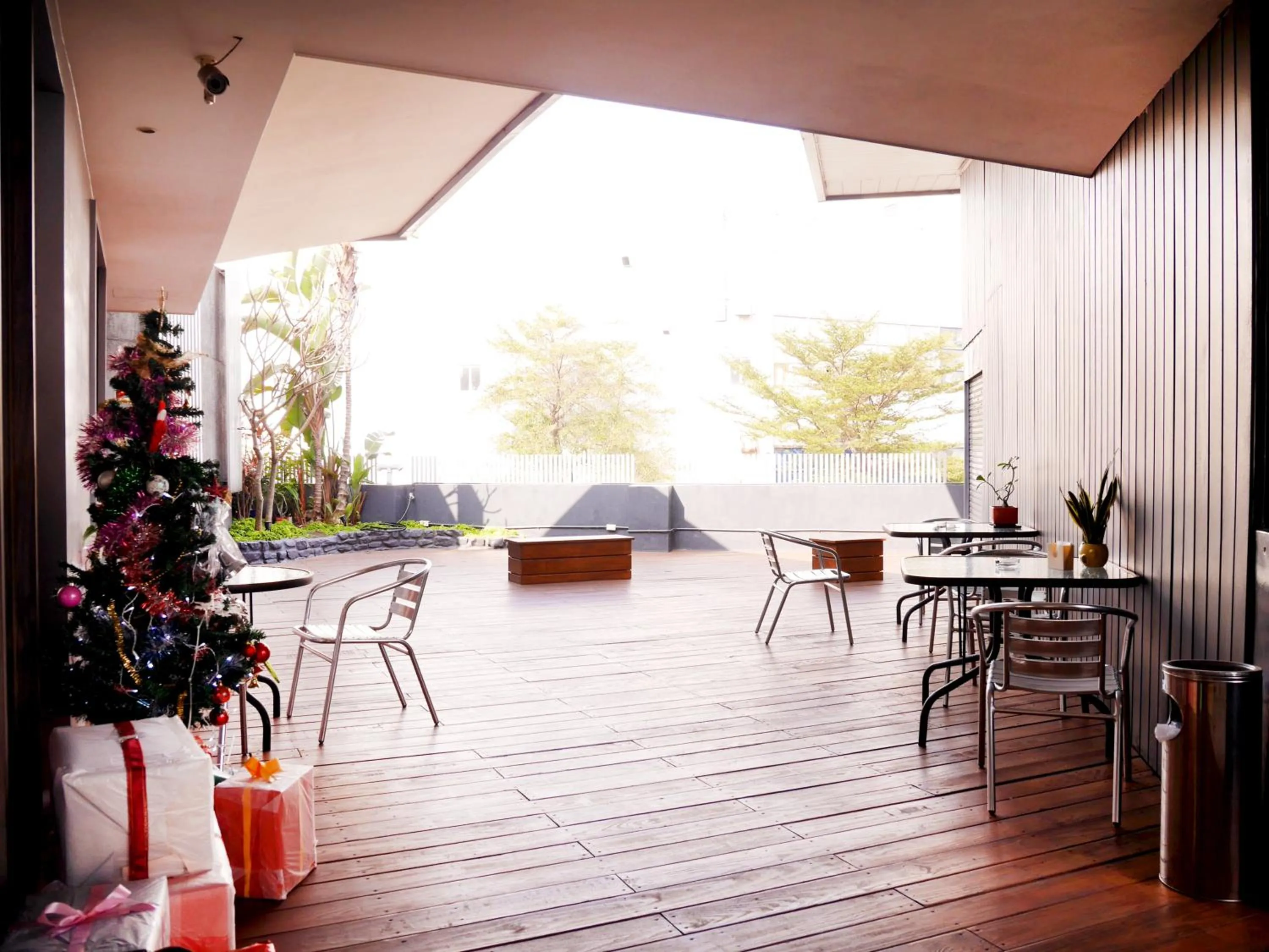 Restaurant/places to eat in Refinement Motel