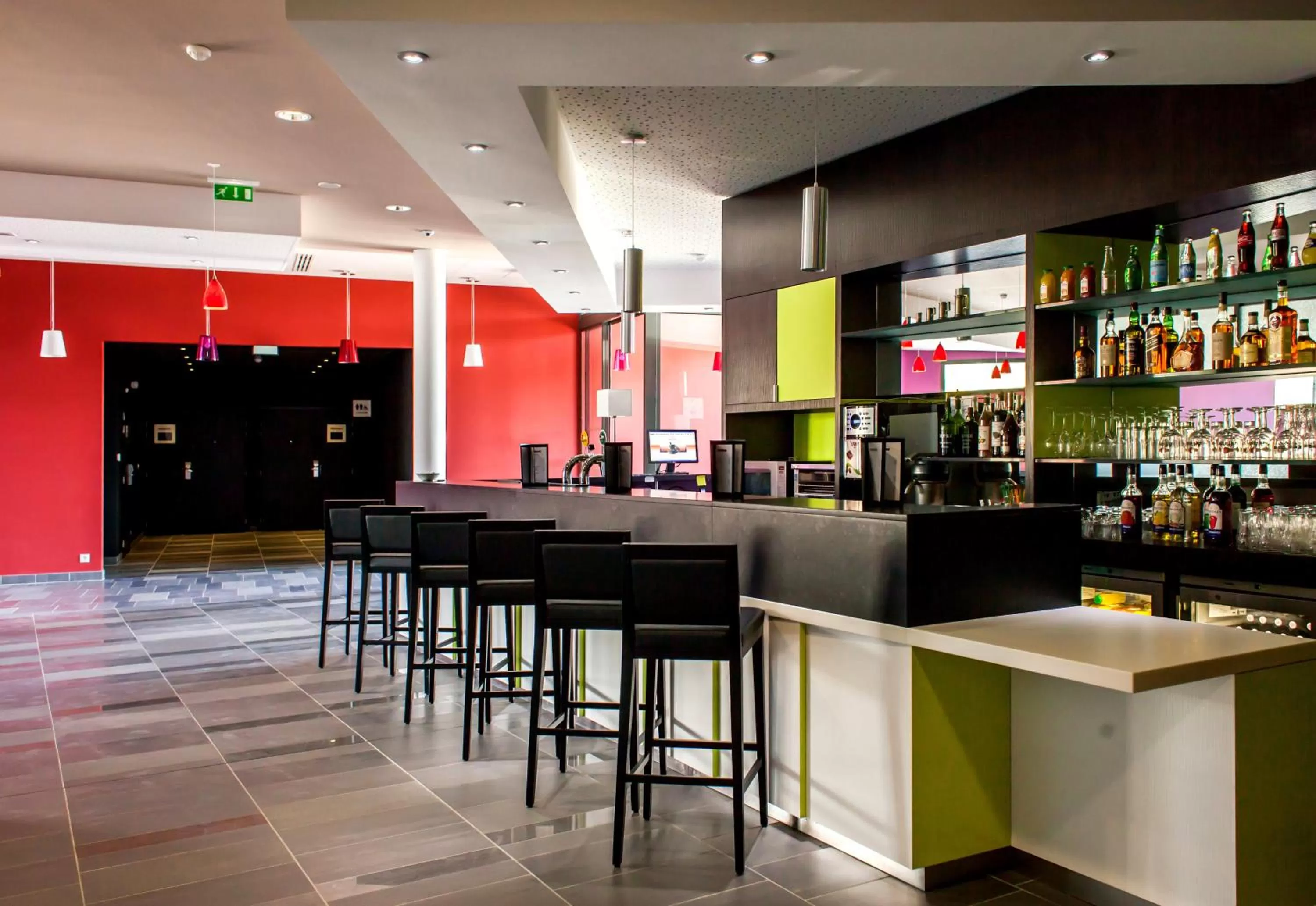 Lounge or bar in Holiday Inn Express Montpellier - Odysseum by IHG