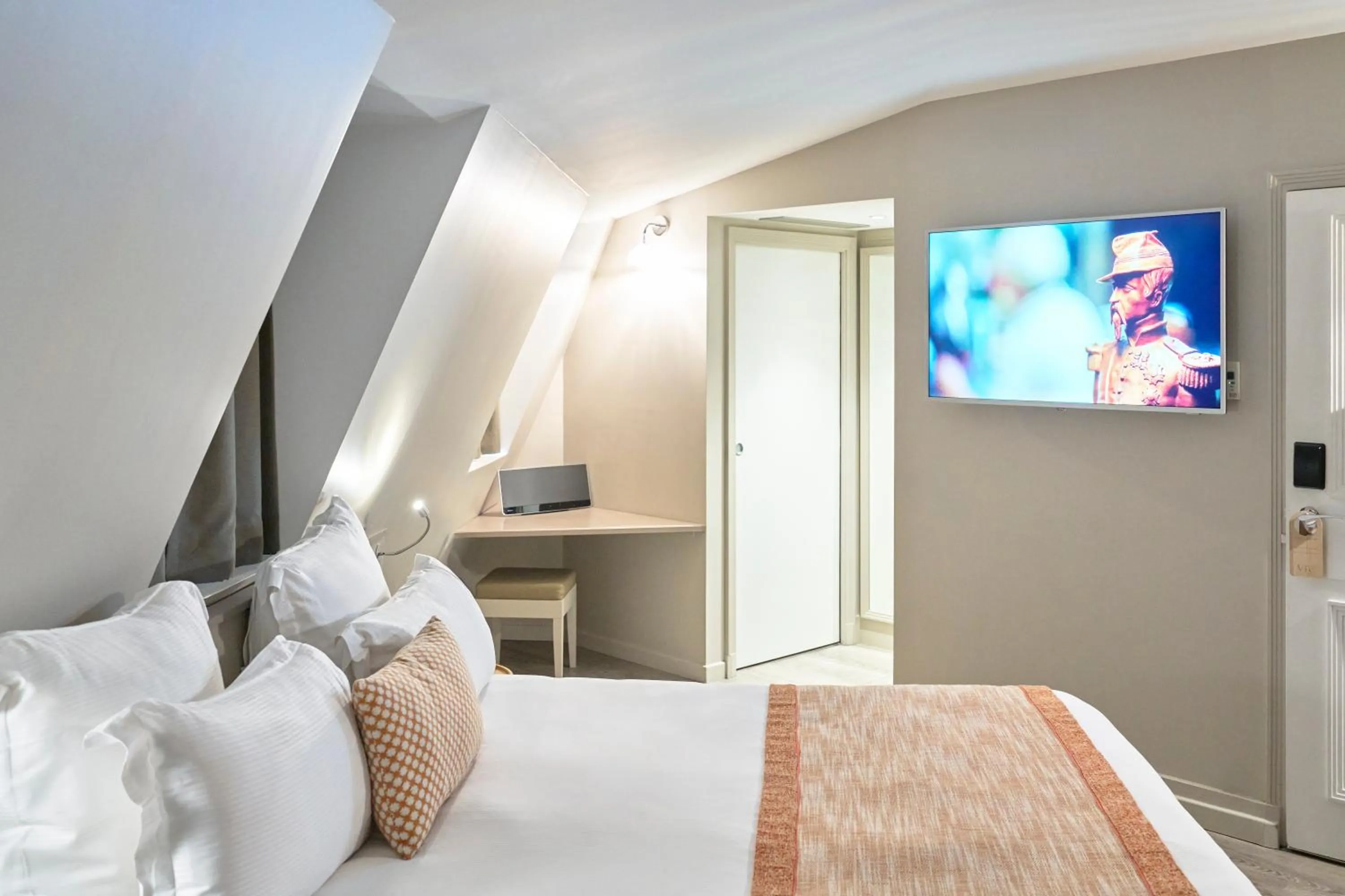 View (from property/room), Bed in Hôtel Vic Eiffel