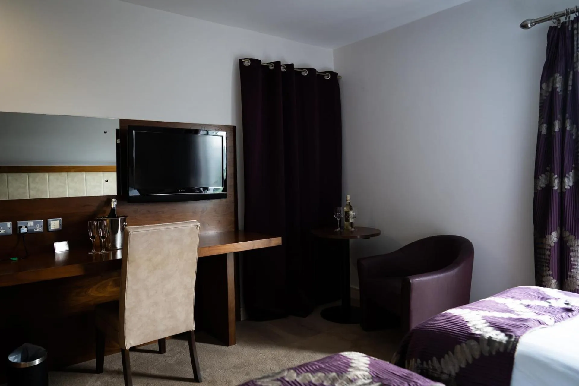 hair dresser, Bed in Ballyrobin Hotel