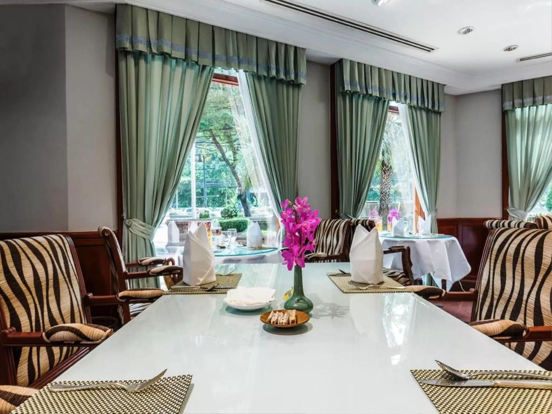 Restaurant/places to eat in Evergreen Laurel Hotel Bangkok