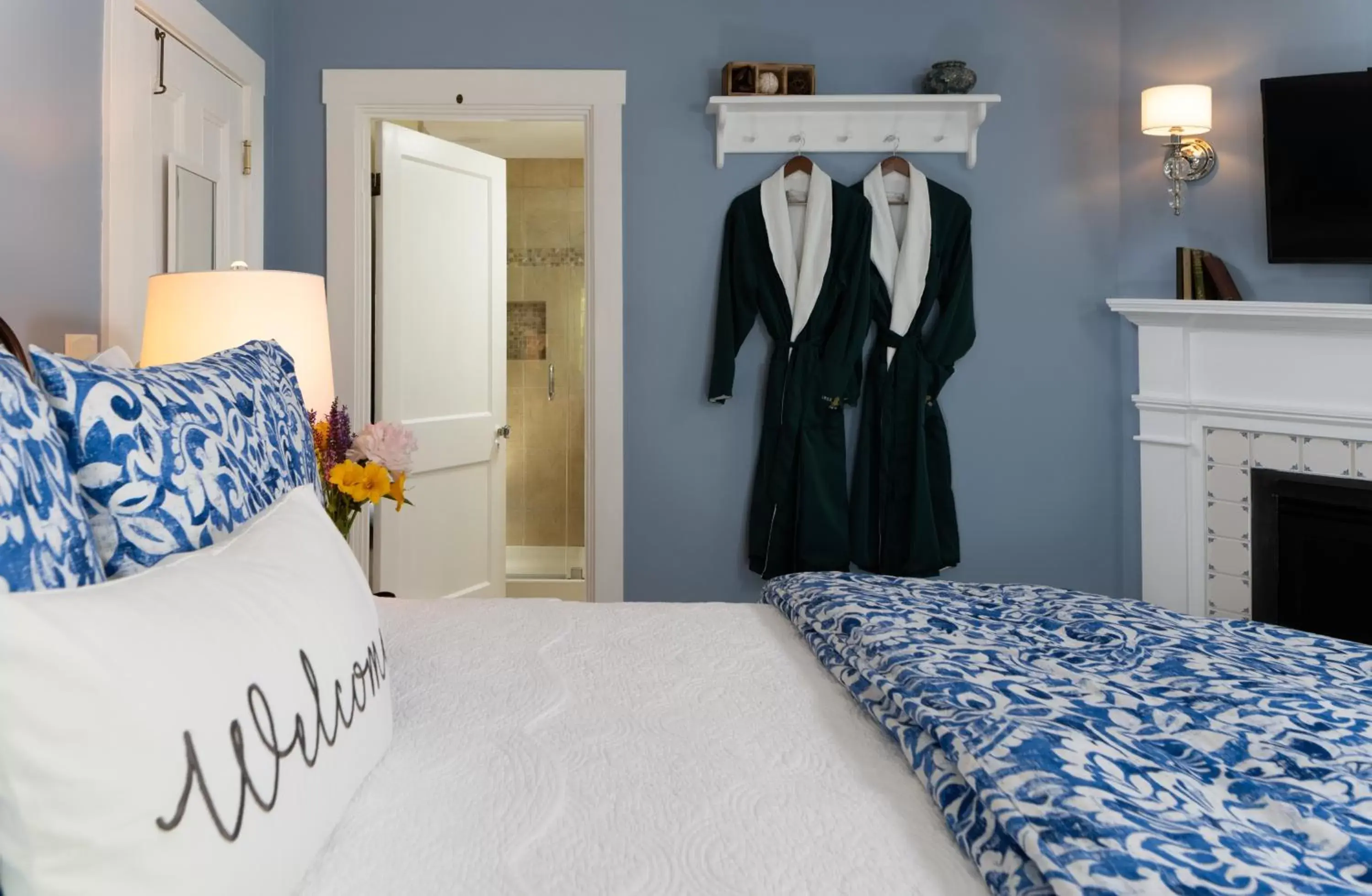 Standard Queen Room in 1802 House Bed & Breakfast Standard Queen Room in 1802 House Bed & Breakfast