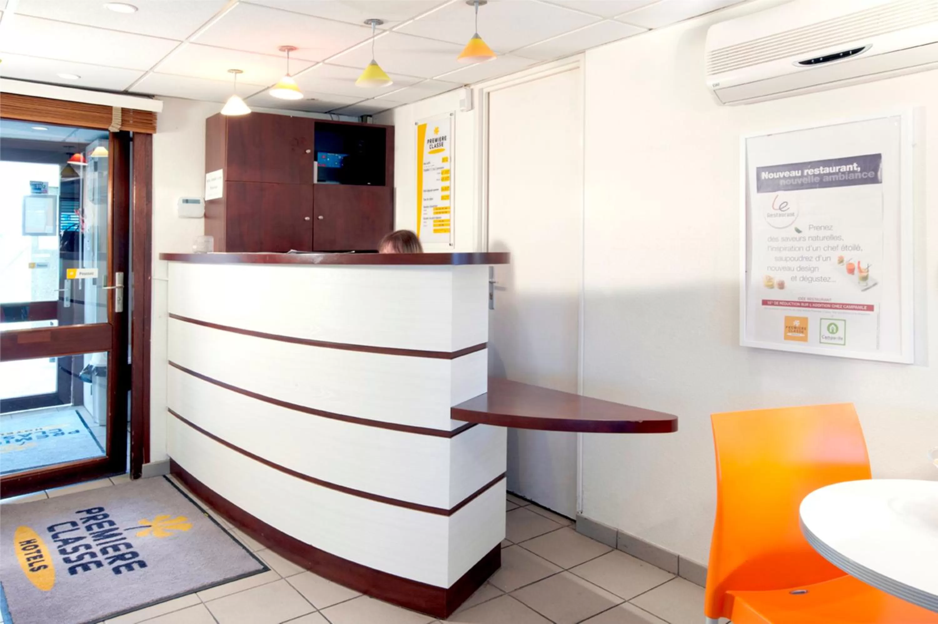 Lobby or reception in Premiere Classe Lille Ouest - Lomme