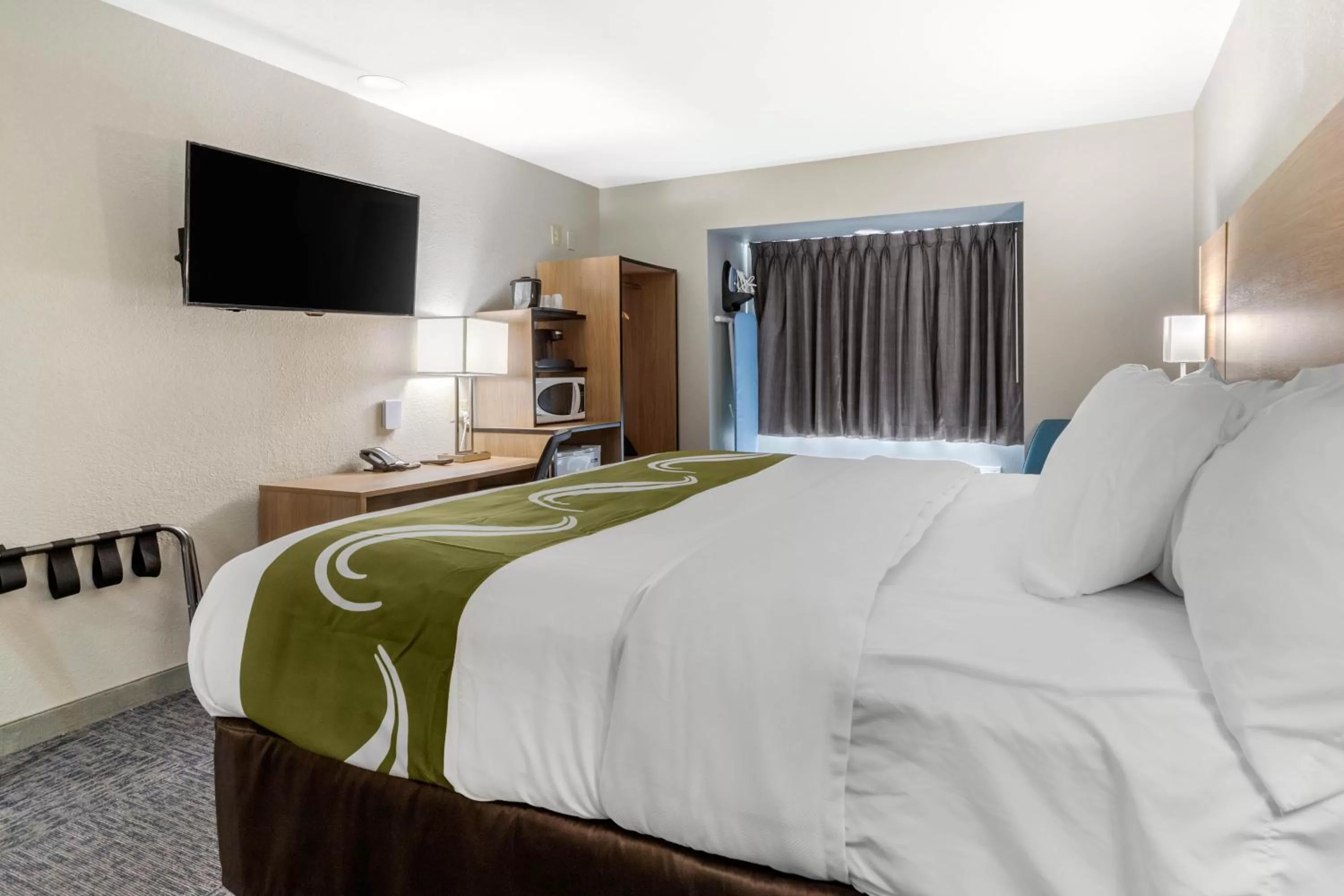 Bed in Quality Inn Downtown - near Market Square