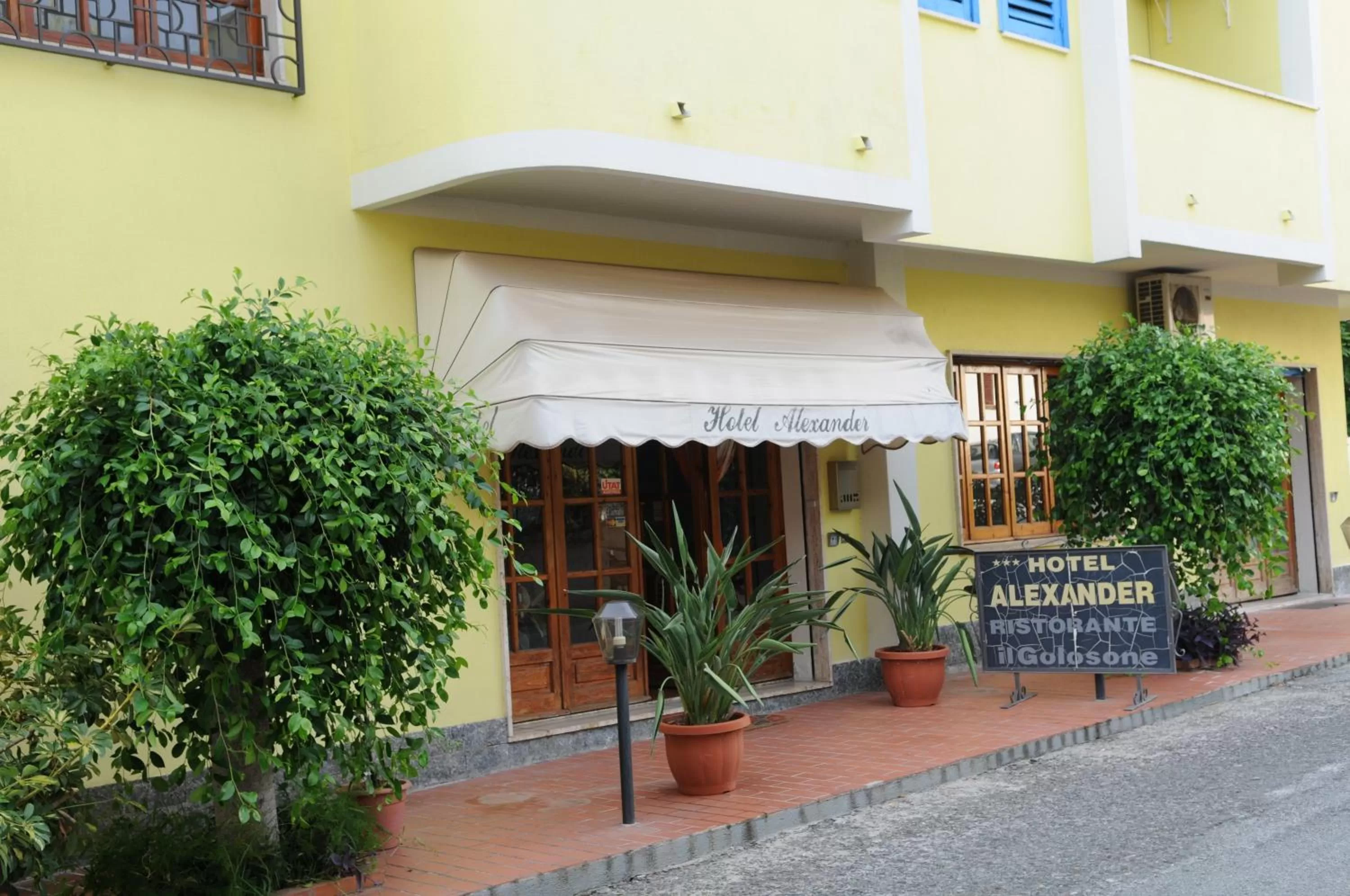 Facade/entrance in Hotel Alexander