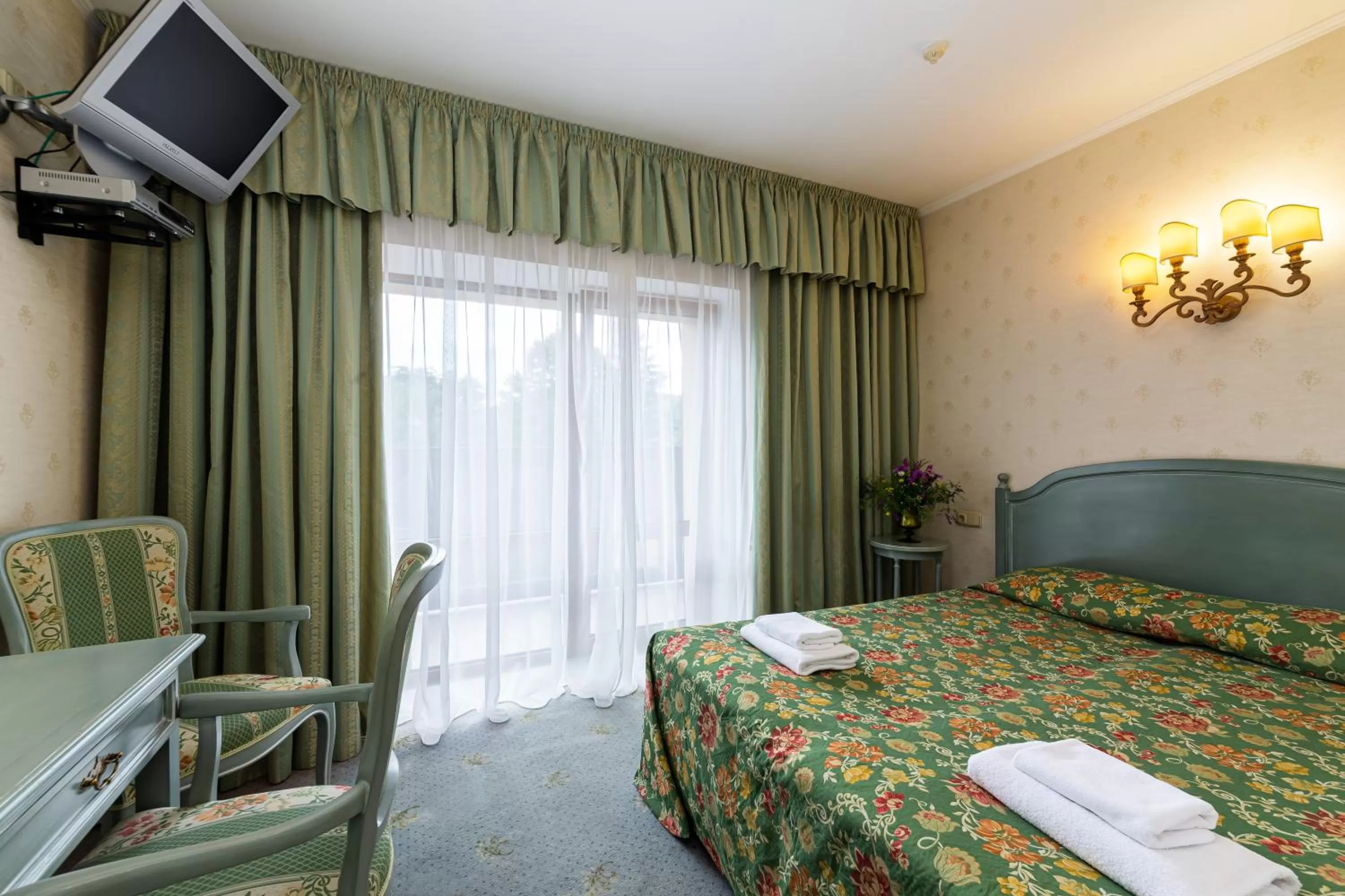 Photo of the whole room, Bed in Edelweiss