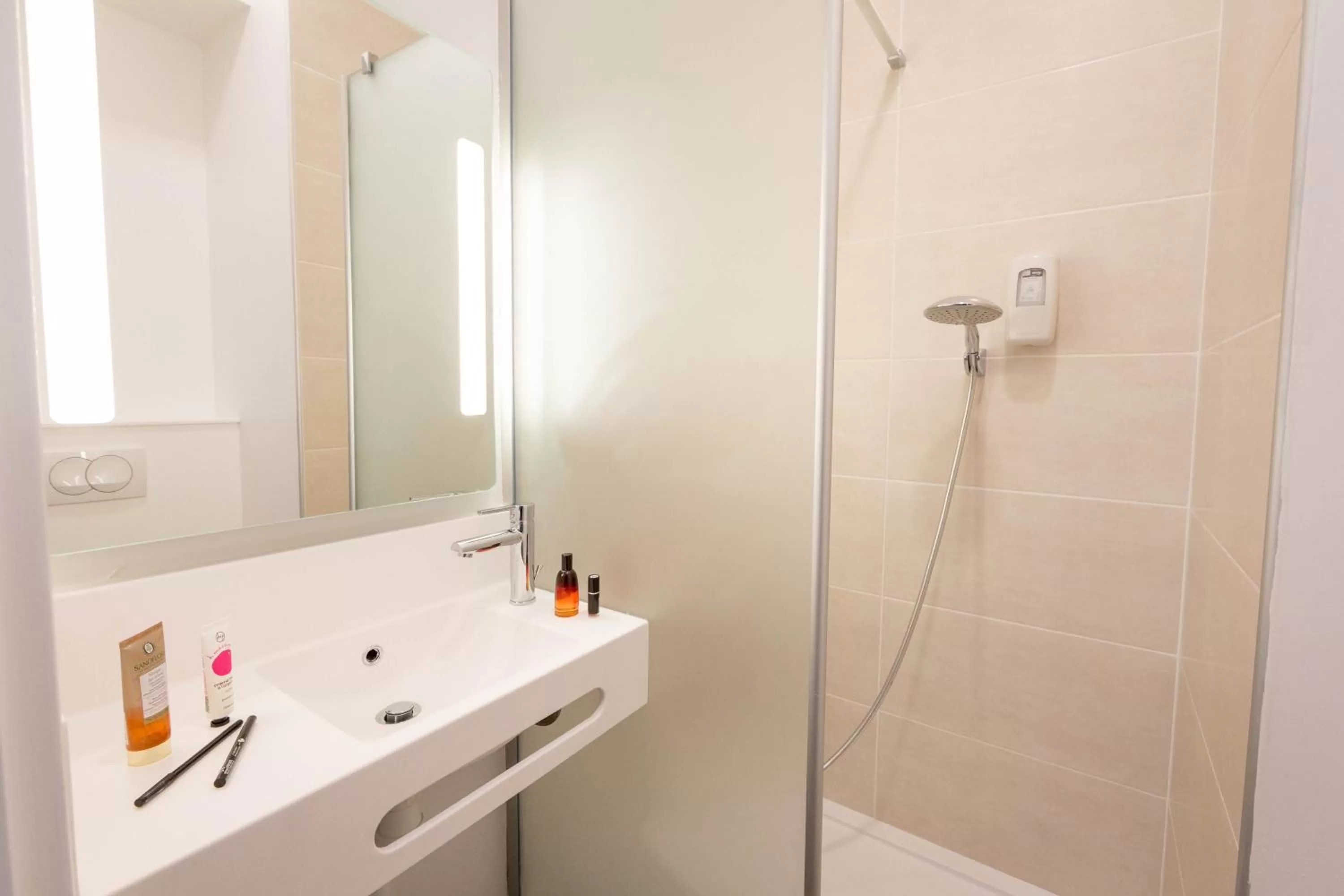 Bathroom in B&B HOTEL Sainte-Maxime Golfe de Saint Tropez